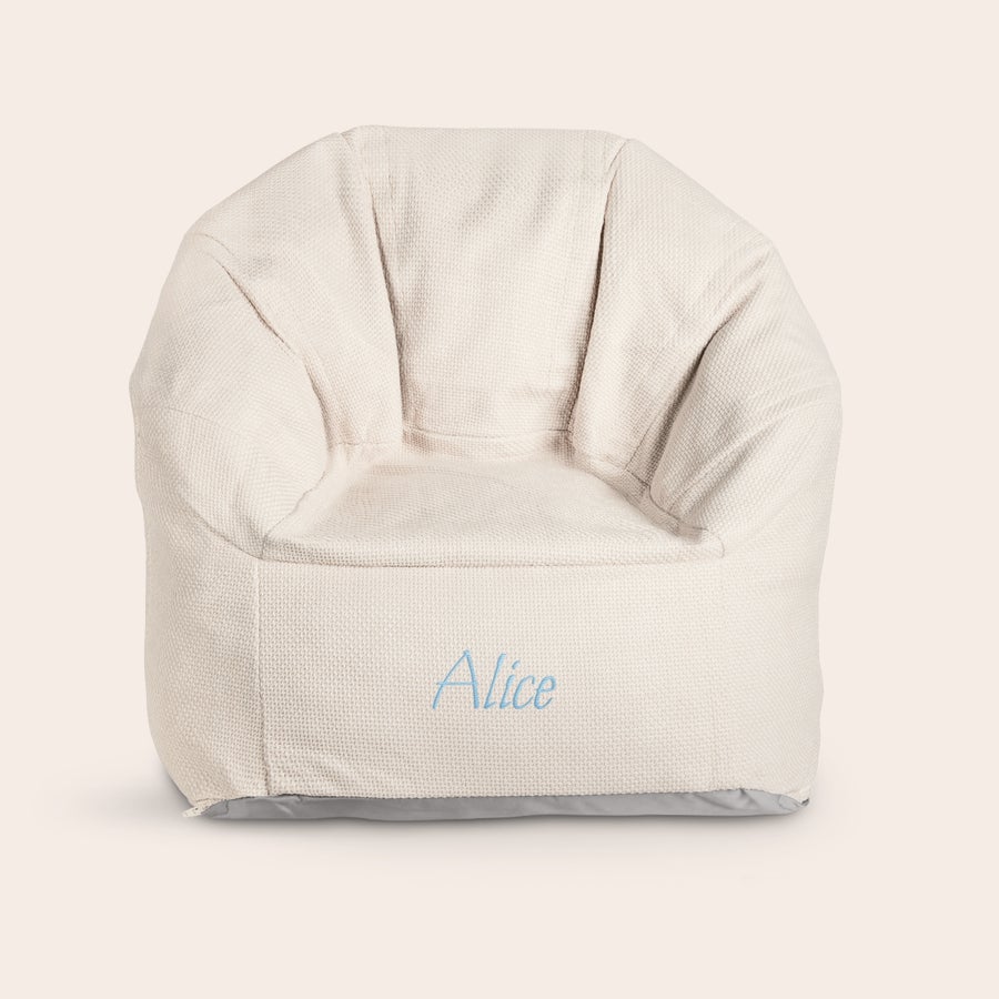 Sillón infantil Sillón individual blanco personalizado para los más peques con el nombre "Alice" bordado en azul claro.