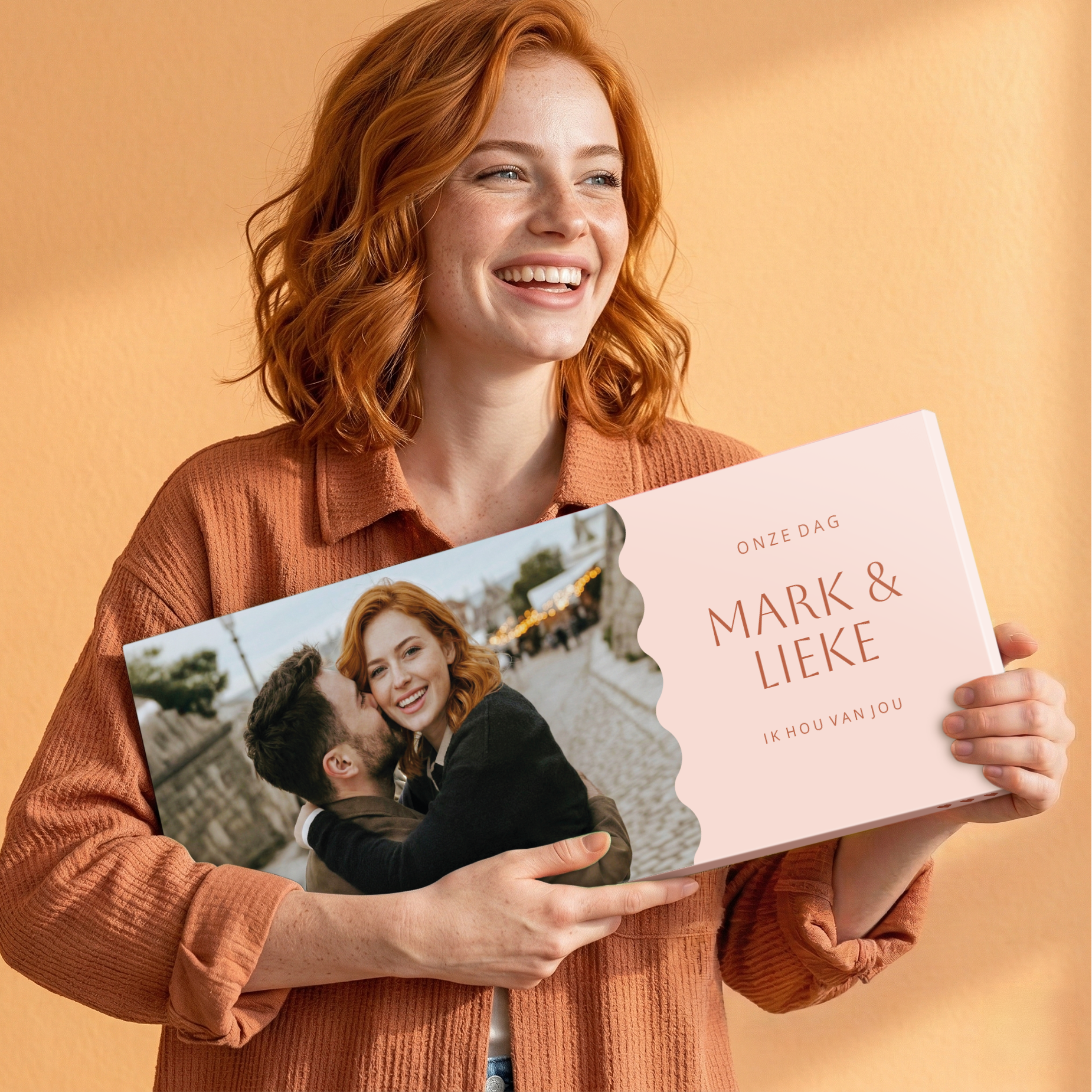 Vrolijke vrouw met een gepersonaliseerde Mega chocolade reep bedrukken - Ritter Sport - 8 repen, bedrukt met eigen foto, de namen Mark & Lieke en de tekst 'Ik hou van jou'.