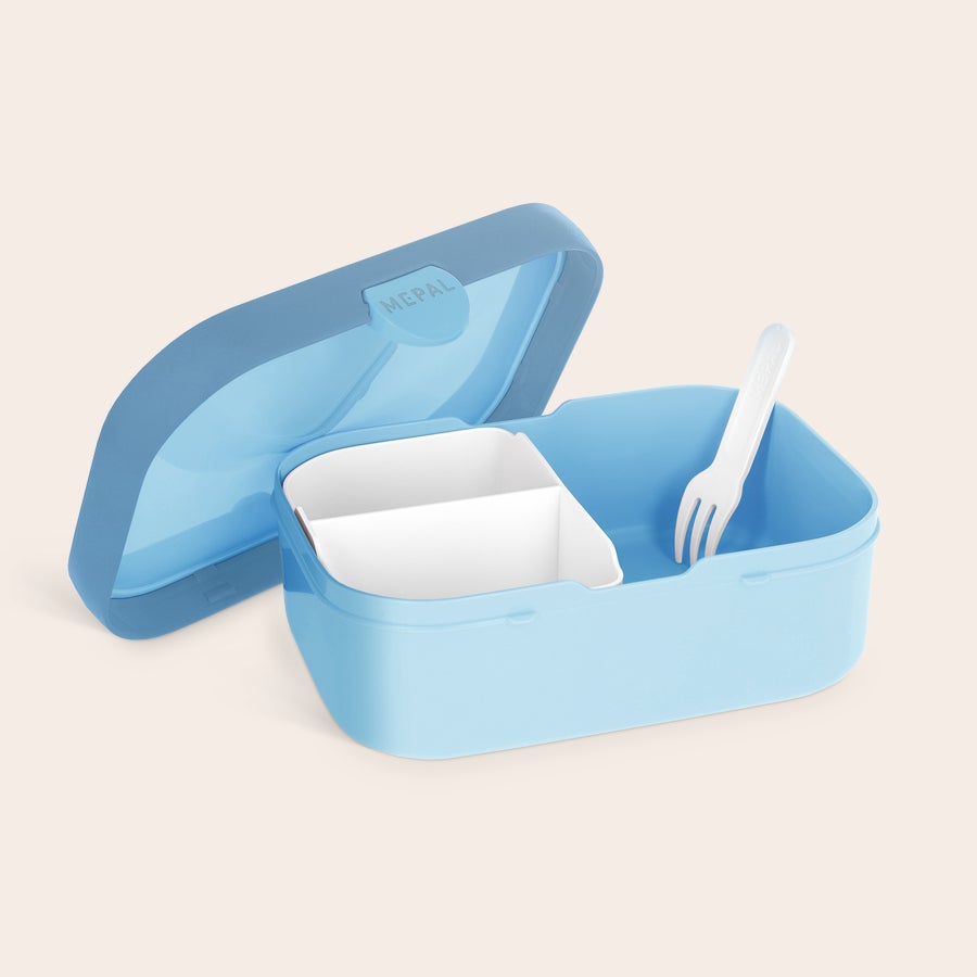 Mepal broodtrommel - Gepersonaliseerd Blauwe Mepal lunchbox met open deksel, witte bentobak en vorkje. Hun naam maakt van elke lunch iets bijzonders.