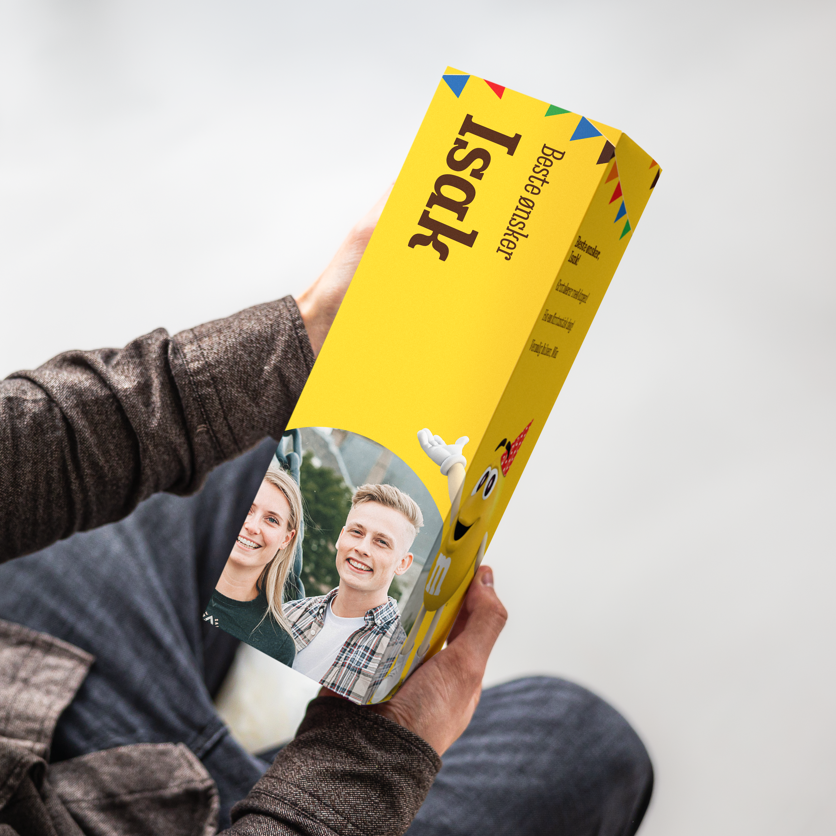 Personlig M&M's gaveeske med trykt bilde av et par, navnet Isak og teksten Beste ønsker