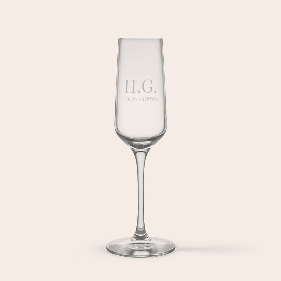 Champagneglass Skål med et personlig krystallglass gravert med navnene "H.G." og "HAKON GJERTSEN"
