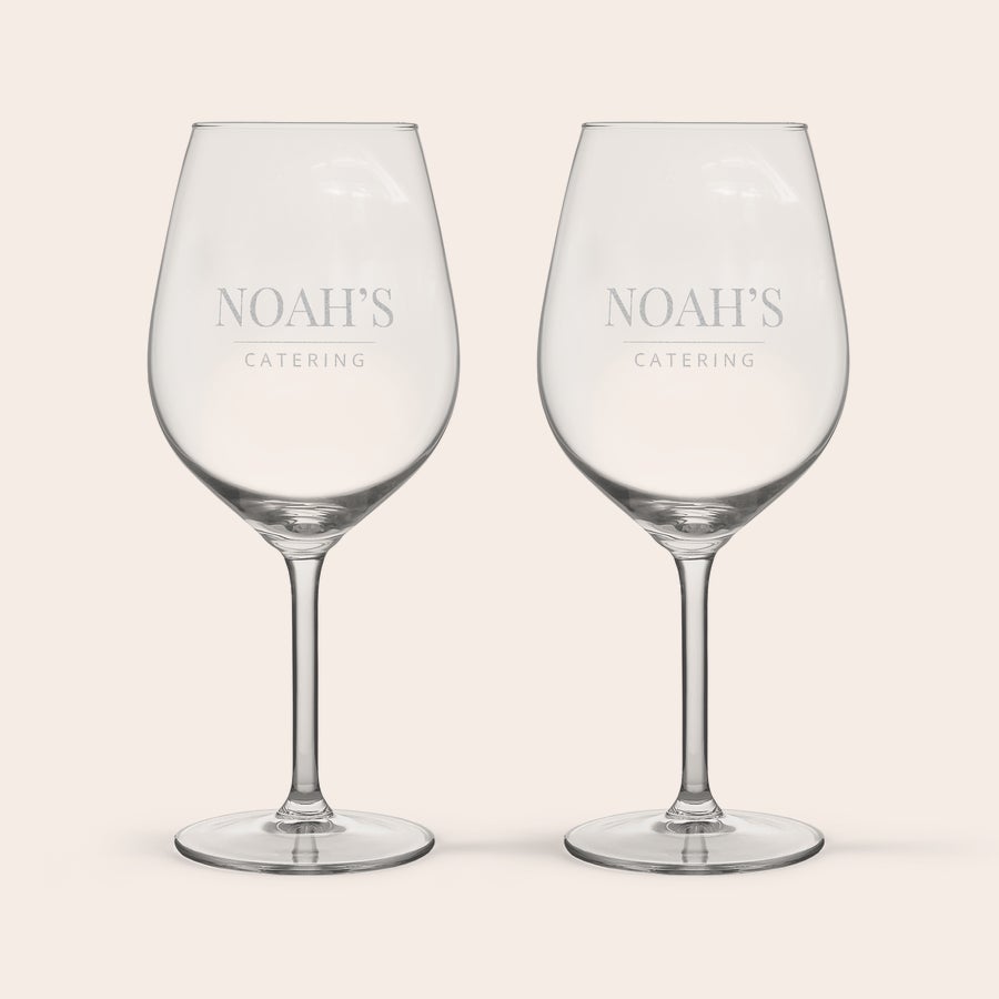 Kozarec - rdeče vino Dva kozarca za vino z graviranim besedilom NOAH'S CATERING za edinstveno personalizirano darilo