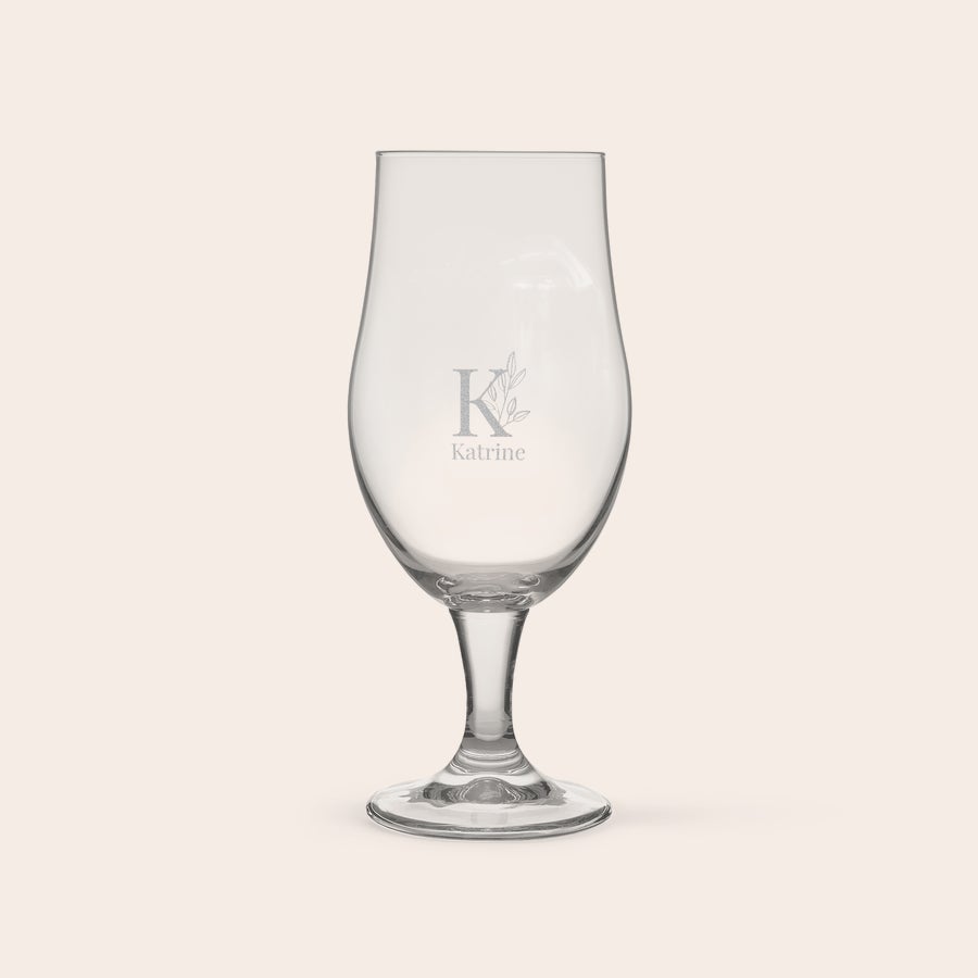 Duvel XL Ølflaske med egen tekst og billede Graveret ølglas til en ølkender med navnet Katrine og et bladmotiv, en særlig øl gave.