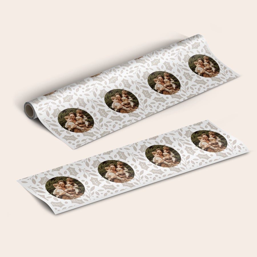 Papier prezentowy ze zdjęciem Biały papier prezentowy ze świątecznym wzorem i nadrukowanymi zdjęciami. Twój prezent możesz zapakować w unikatowy papier.
