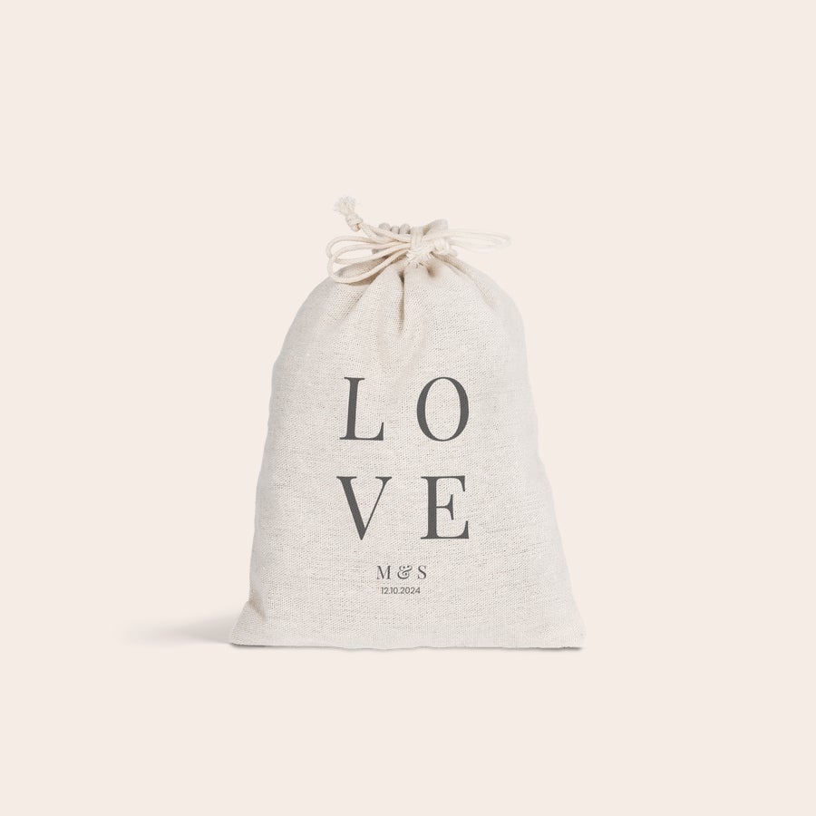Gavepose med løpesnor Personlig snorpose i bomull med teksten "LOVE" og graverte initialer M&S og datoen 12.10.2024.