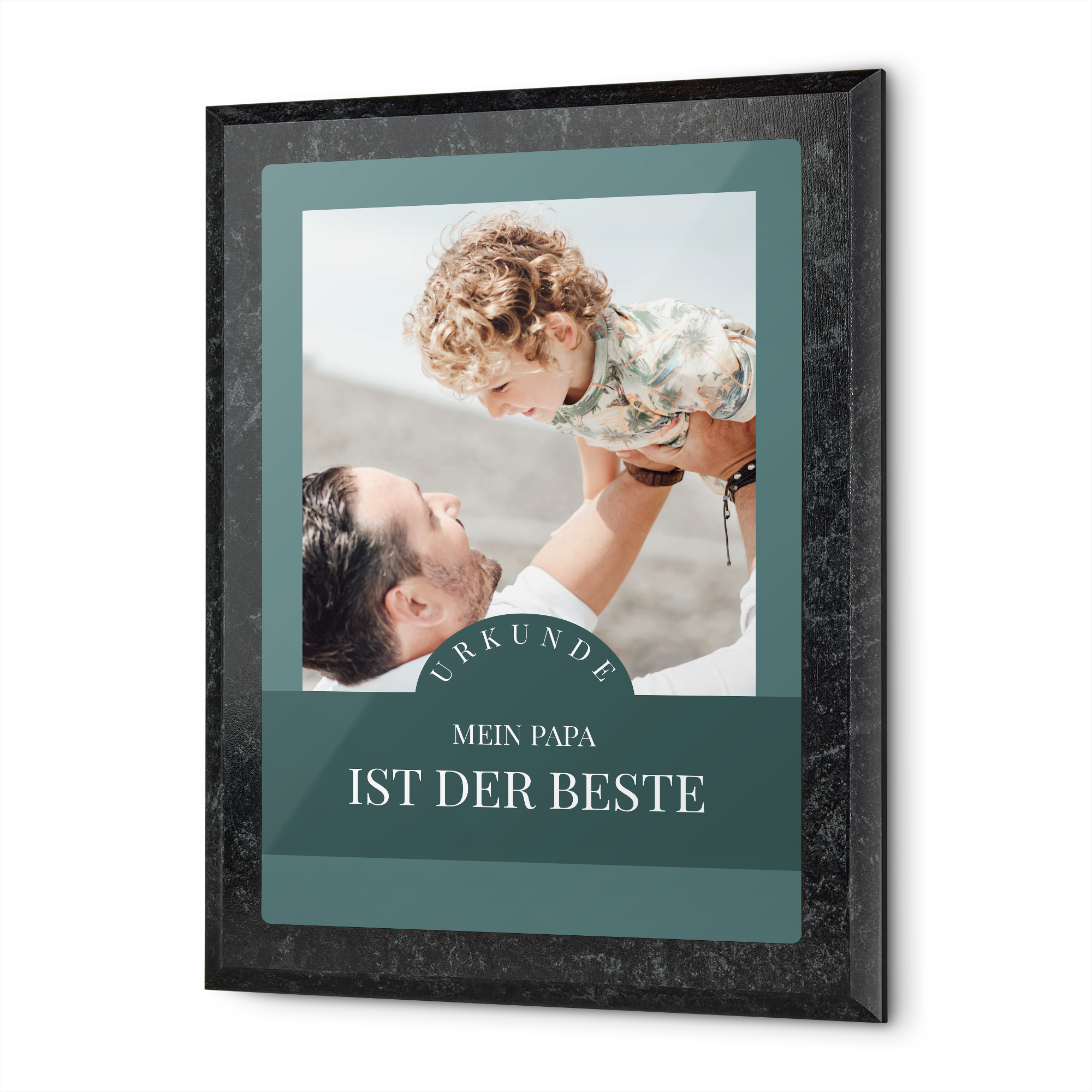 Gerahmte personalisierte Urkunde mit Foto von Vater und Sohn und dem Text "MEIN PAPA IST DER BESTE"