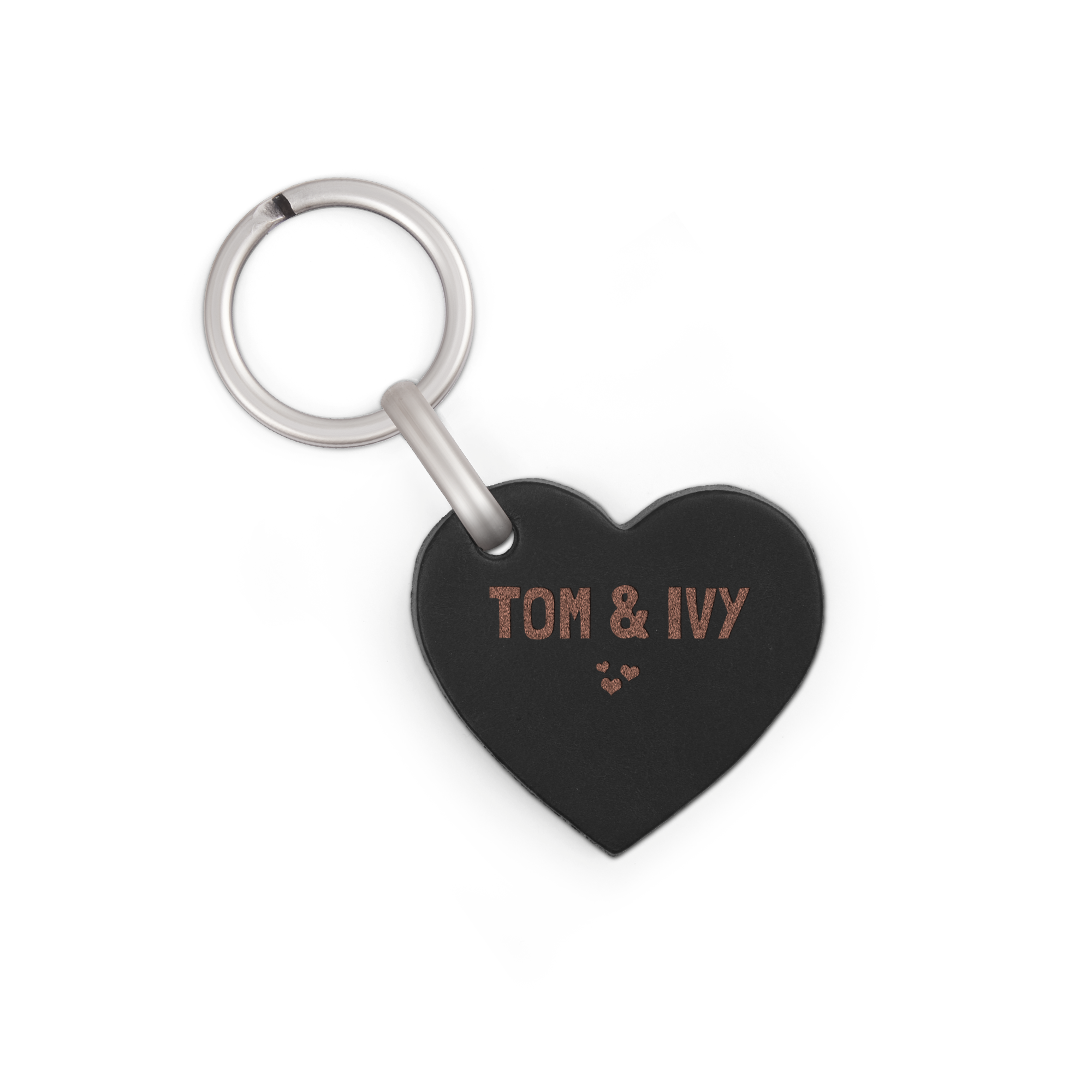 Llavero personalizado de cuero negro en forma de corazón, grabado con los nombres Tom & Ivy y pequeños corazones.