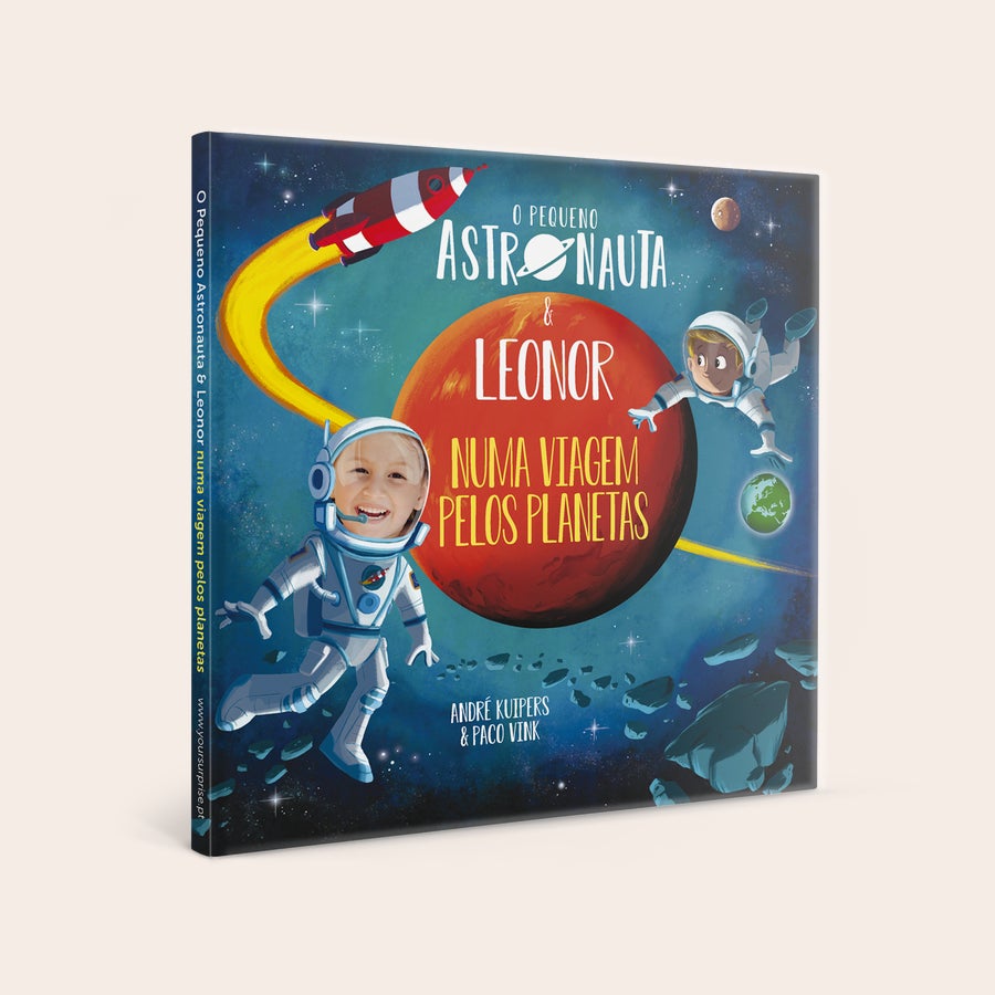 O pequeno astronauta e "Nome" viajam pelo universo - capa dura  Livro infantil personalizado "O pequeno astronauta e "Nome" viajam pelo universo - capa dura" com foto da criança impressa na capa.