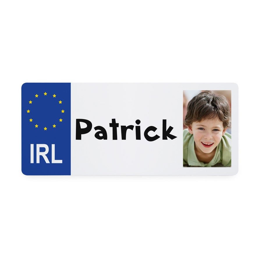 Henkilökohtainen numerokilpi Irlannin lipulla, Patrick-nimellä ja pojan valokuvalla painettuna lahjaksi