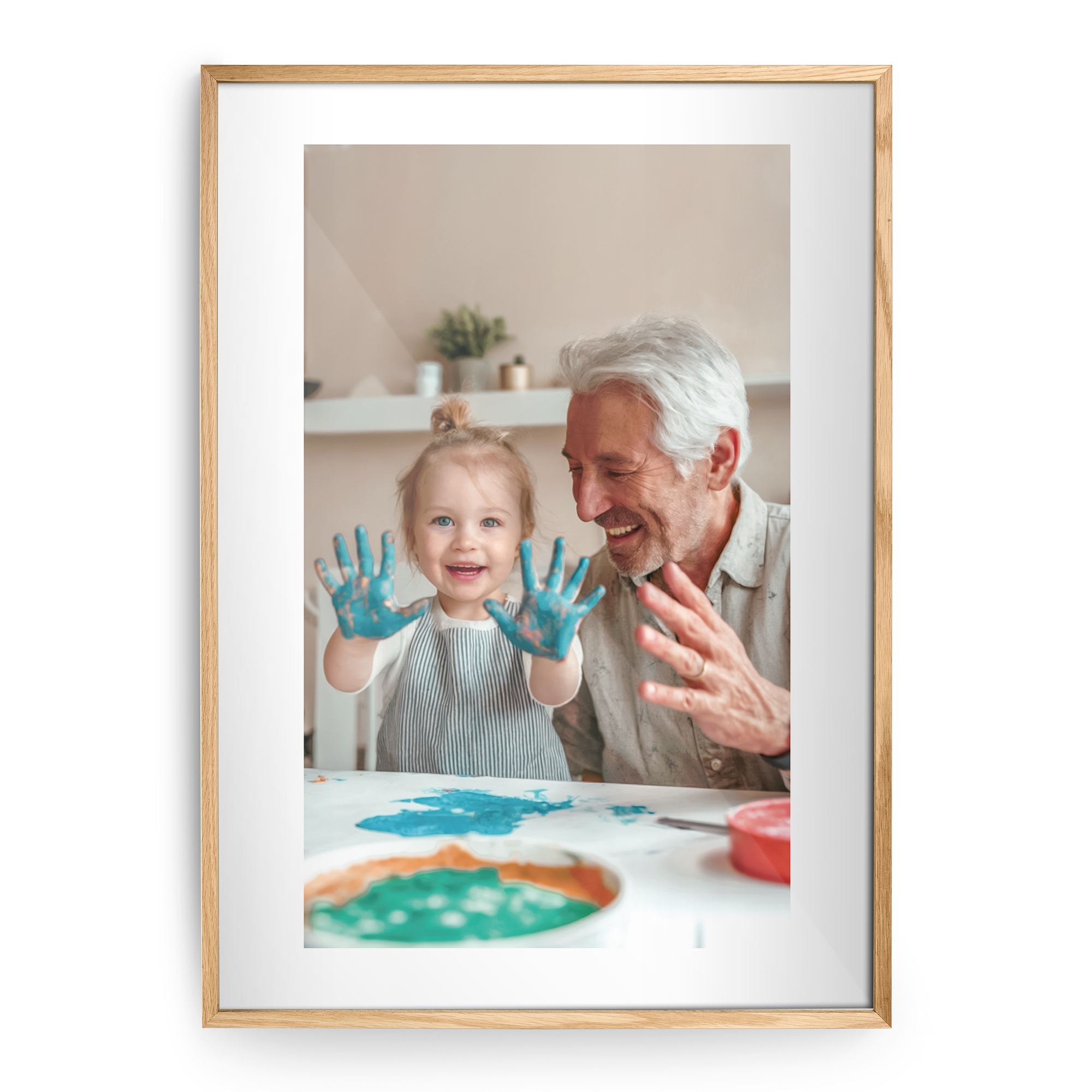 Póster personalizado con foto de una niña sonriente y un adulto pintando con las manos, en un marco de madera.