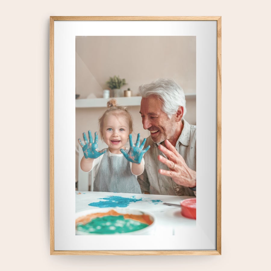 Foto Stampata con Cornice Stampa con cornice in legno personalizzata con la foto di una bambina e un uomo anziano che dipingono