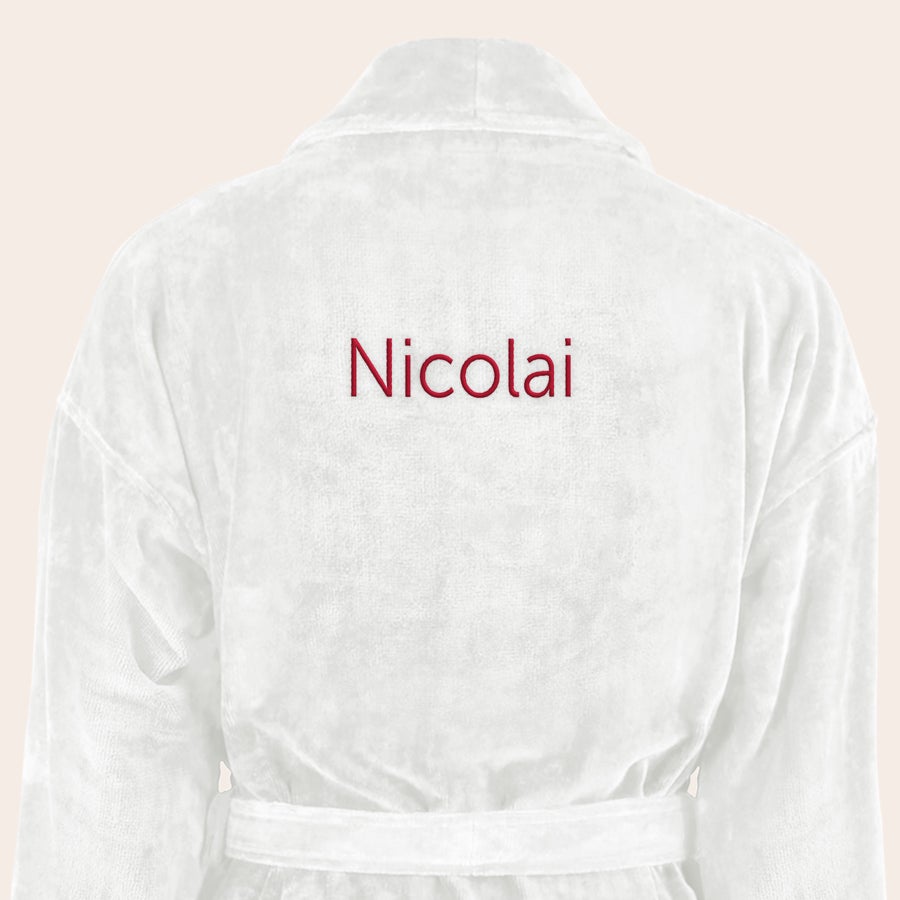 Badekåbe til mænd Luksus badekåbe til mænd, hvid, med rødt broderet navn Nicolai på ryggen