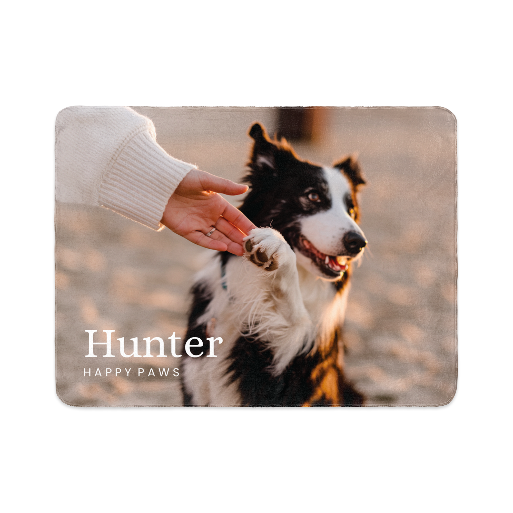 Eine Kuscheldecke mit Namen Hunter und dem Text Happy Paws, bedruckt mit dem Foto einer Hundepfote in einer Hand