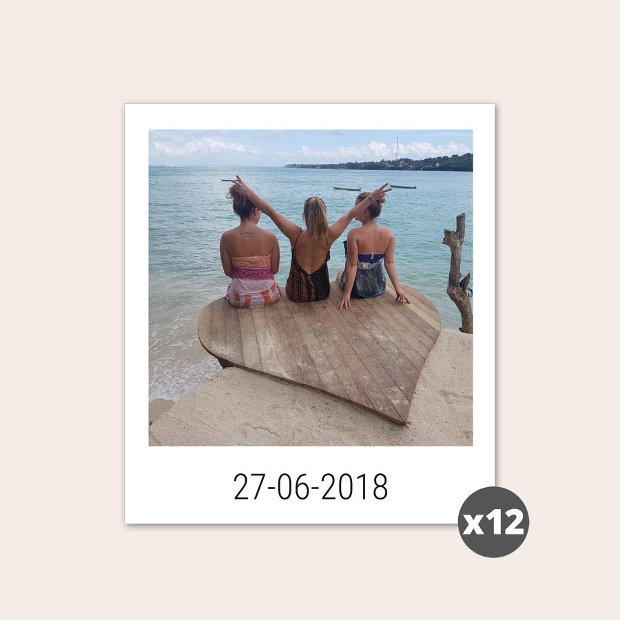 Fotos personalizadas - Cuadradas o estilo retro Fotografía personalizada de tres amigas sentadas de espaldas mirando al mar, impresas en estilo retro con fecha 27-06-2018.