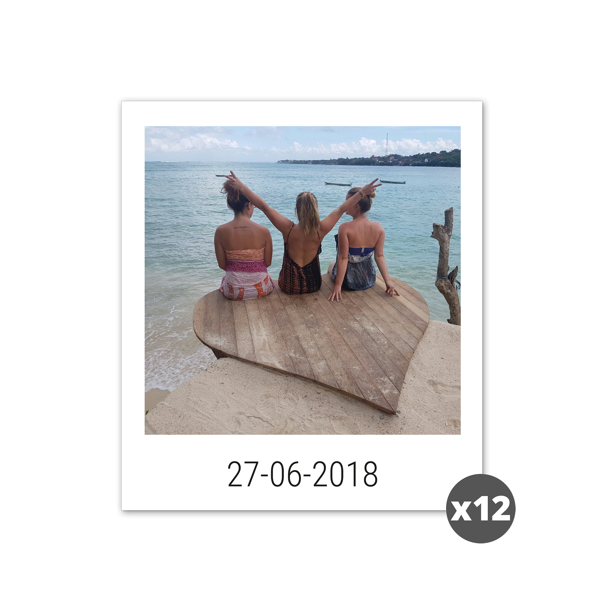 Personalizovaná sada fotografií s polaroidovou fotografií přátel sedících u moře a datem 27-06-2018
