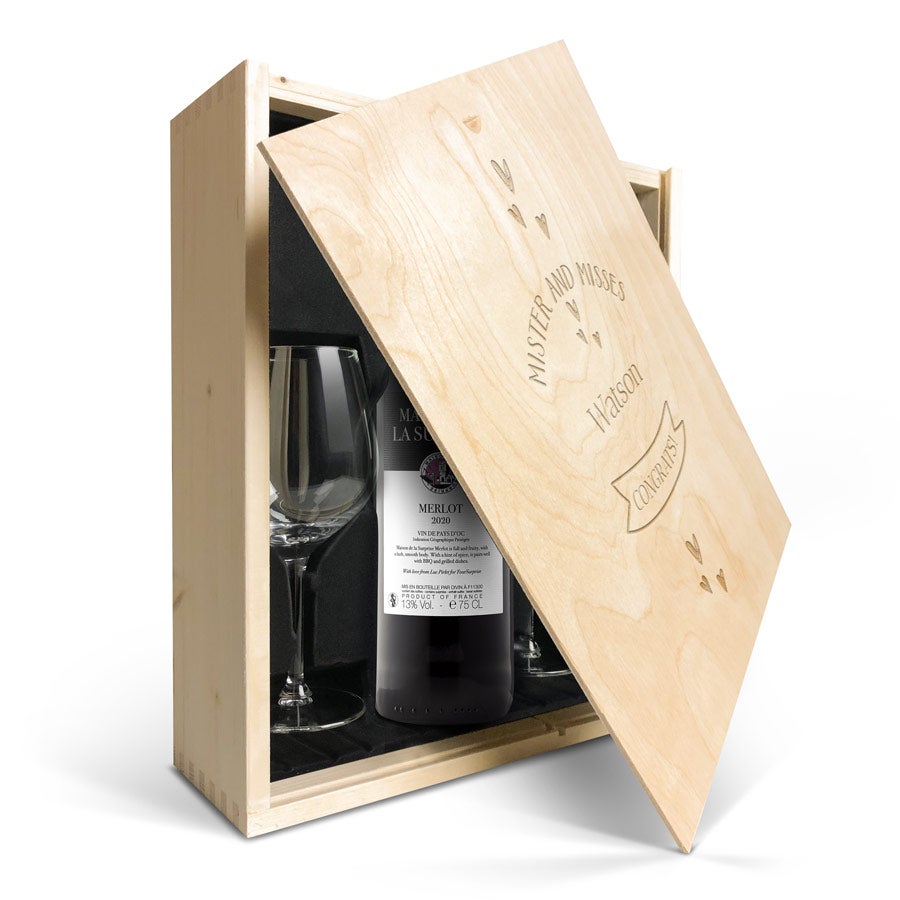 Vinpaket med vinglas - Maison de la Surprise Merlot - Graverad låda