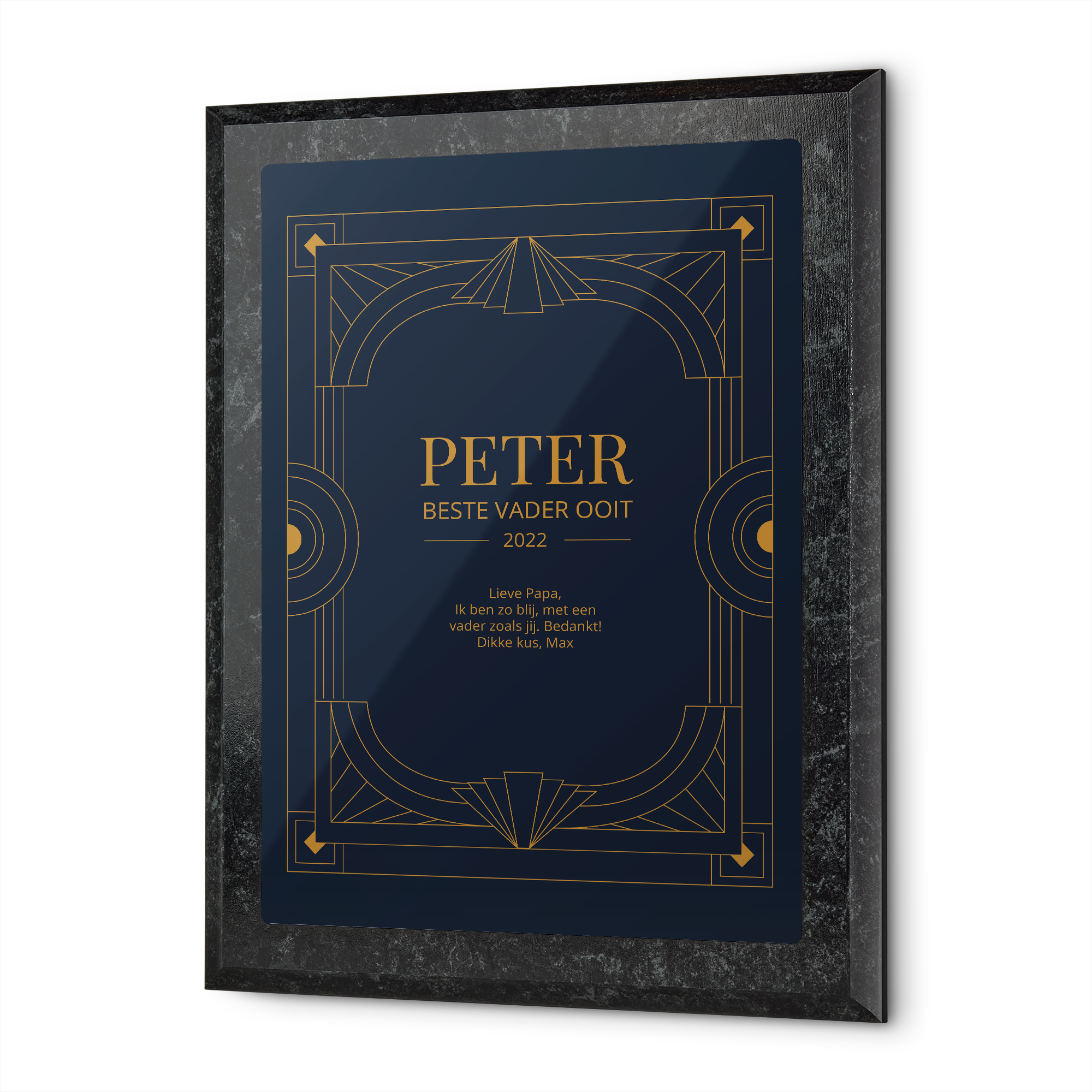 Gepersonaliseerde houten oorkonde met marmerlook, bedrukt met "Peter Beste Vader Ooit" en de tekst "Lieve Papa, Ik ben zo blij, met een vader zoals jij. Bedankt! Dikke kus, Max". Alleen de allerbeste papa's verdienen een persoonlijke oorkonde met foto.