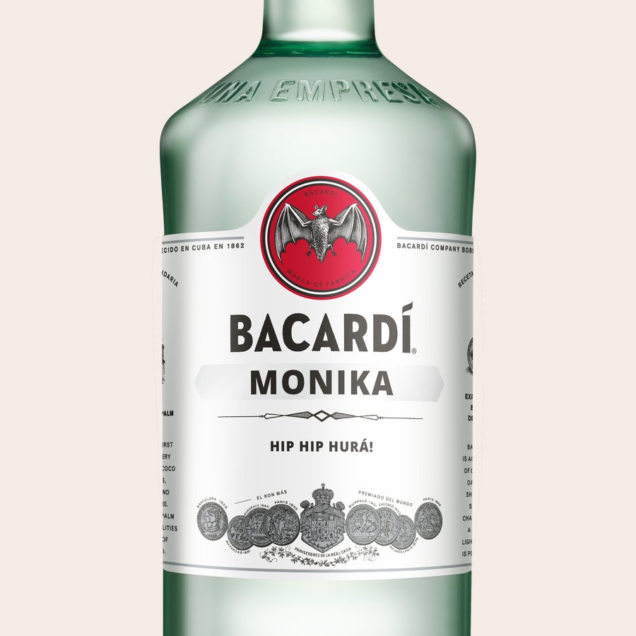 Personalizovaný rum Bacardi Fľaša rumu Bacardi Carta Blanca s potlačenou etiketou obsahujúcou meno Monika a text Hip Hip Hurá!