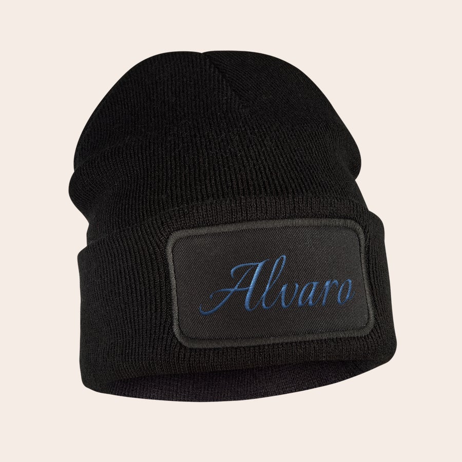 Gorro bordado Gorro negro de punto con el nombre "Alvaro" bordado en azul en una etiqueta personalizada.