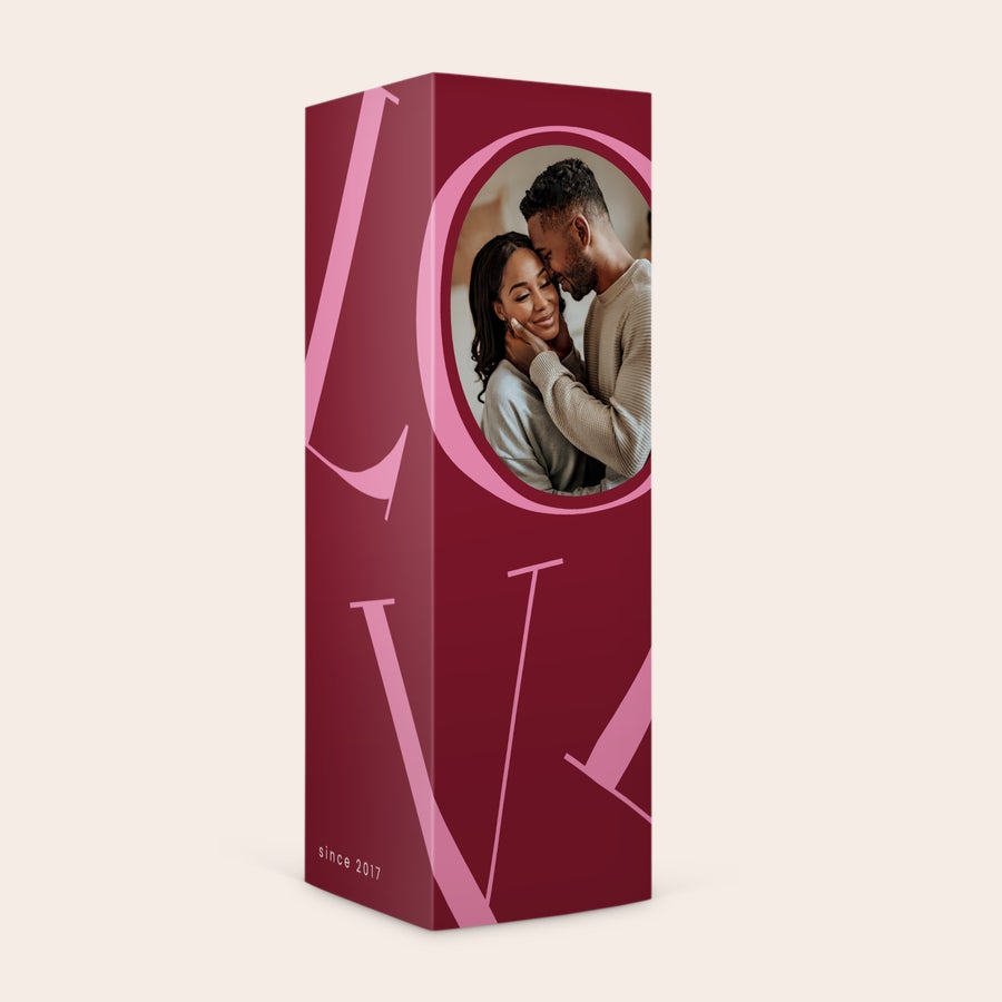 M&M´s personalisieren - Candy Tower M&Ms Geschenkbox dunkelrot mit pinkem LOVE-Design, personalisiert mit einem Foto eines Paares und der Jahreszahl 2017