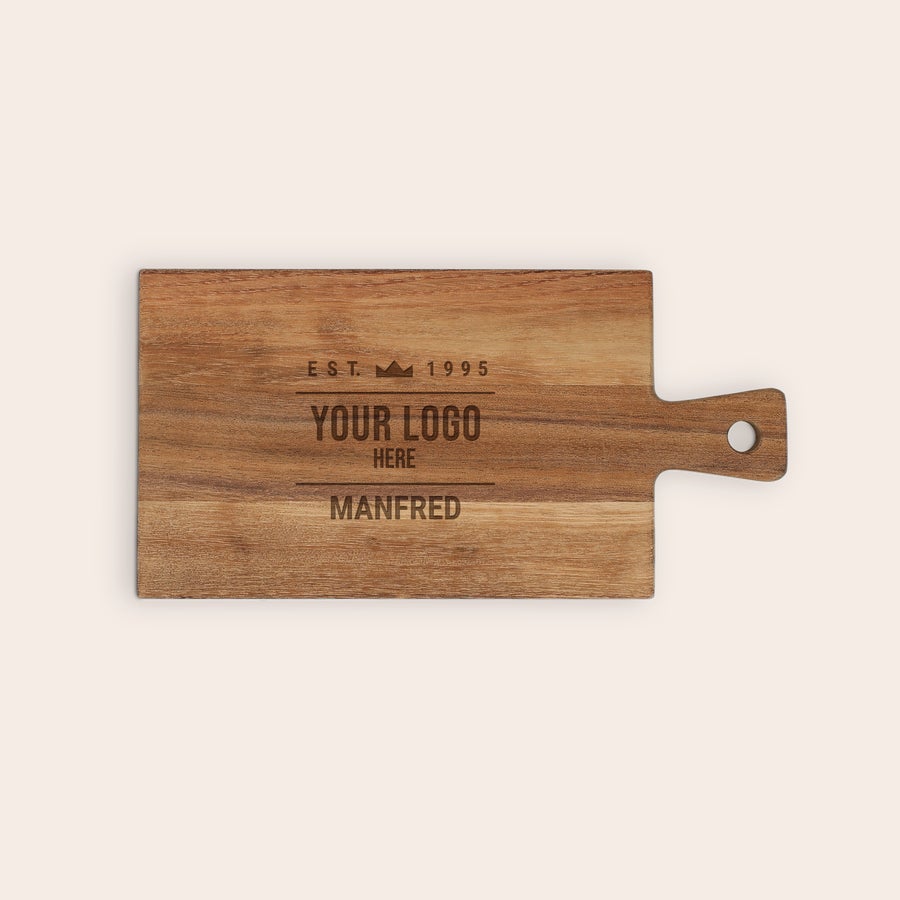 Schneidebrett mit Gravur Personalisiertes Servierbrett aus Holz mit Gravur Ihres Logos und des Namens Manfred, ideal für stilvolle Snacks