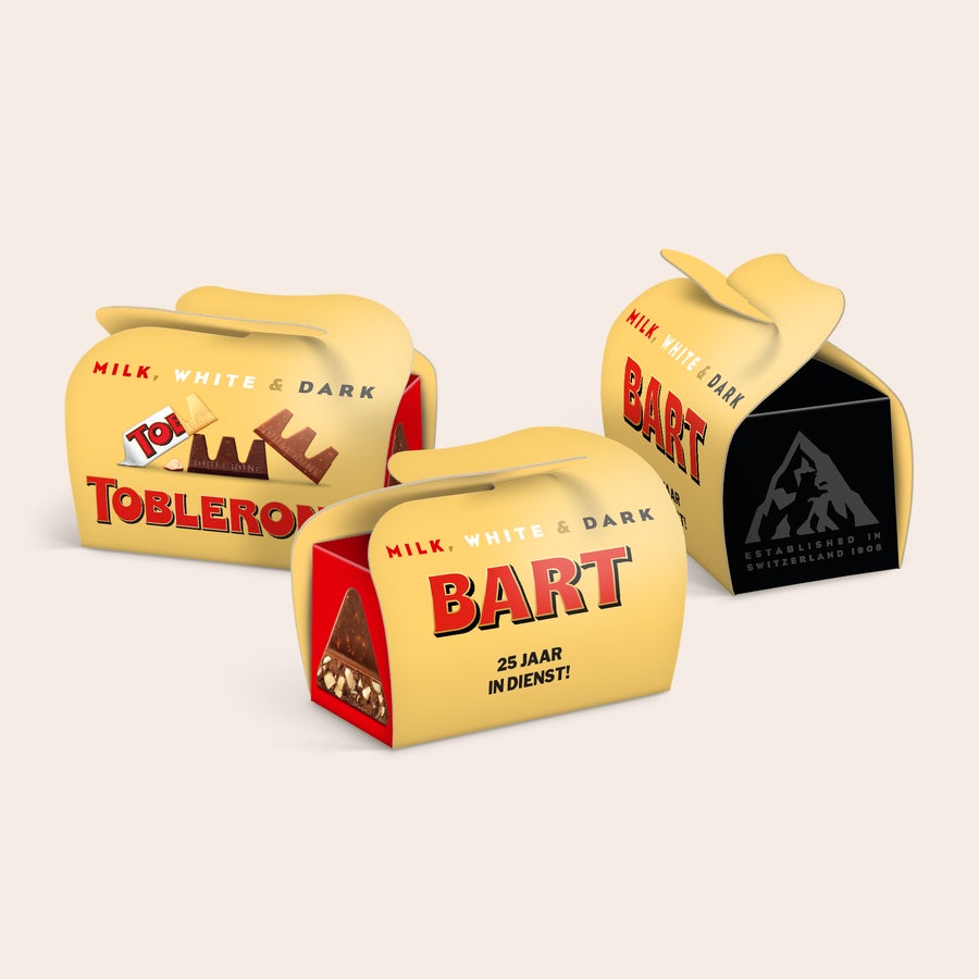 Toblerone mini traktatie personaliseren Drie gepersonaliseerde mini-Toblerone doosjes, bedrukt met de naam Bart en de tekst 25 Jaar in Dienst, als chocolade traktaties op maat