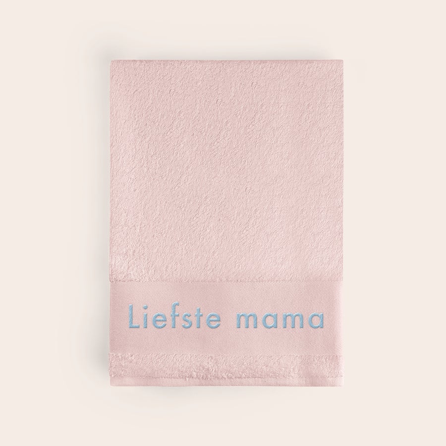 Handdoek met naam Roze handdoek geborduurd met blauwe tekst Liefste mama.