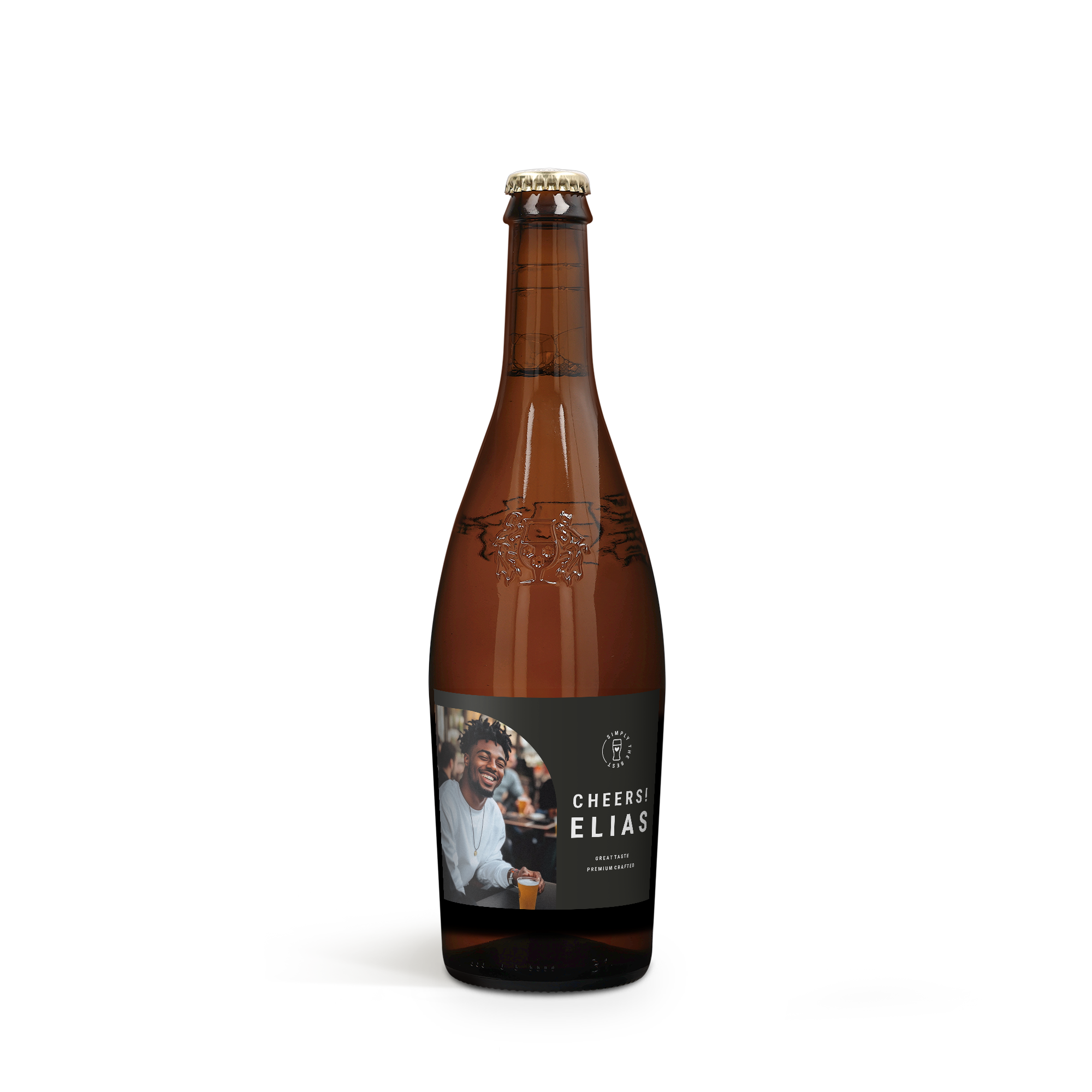 Bottiglia di birra ambrata con etichetta personalizzata con una foto di un uomo sorridente e la scritta Cheers Elias
