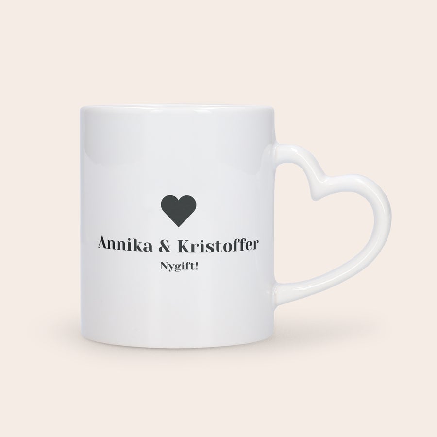 Foto krus - Hjerte Hvidt krus med hjerteformet håndtag, trykt med Annika & Kristoffer Nygift! som gave