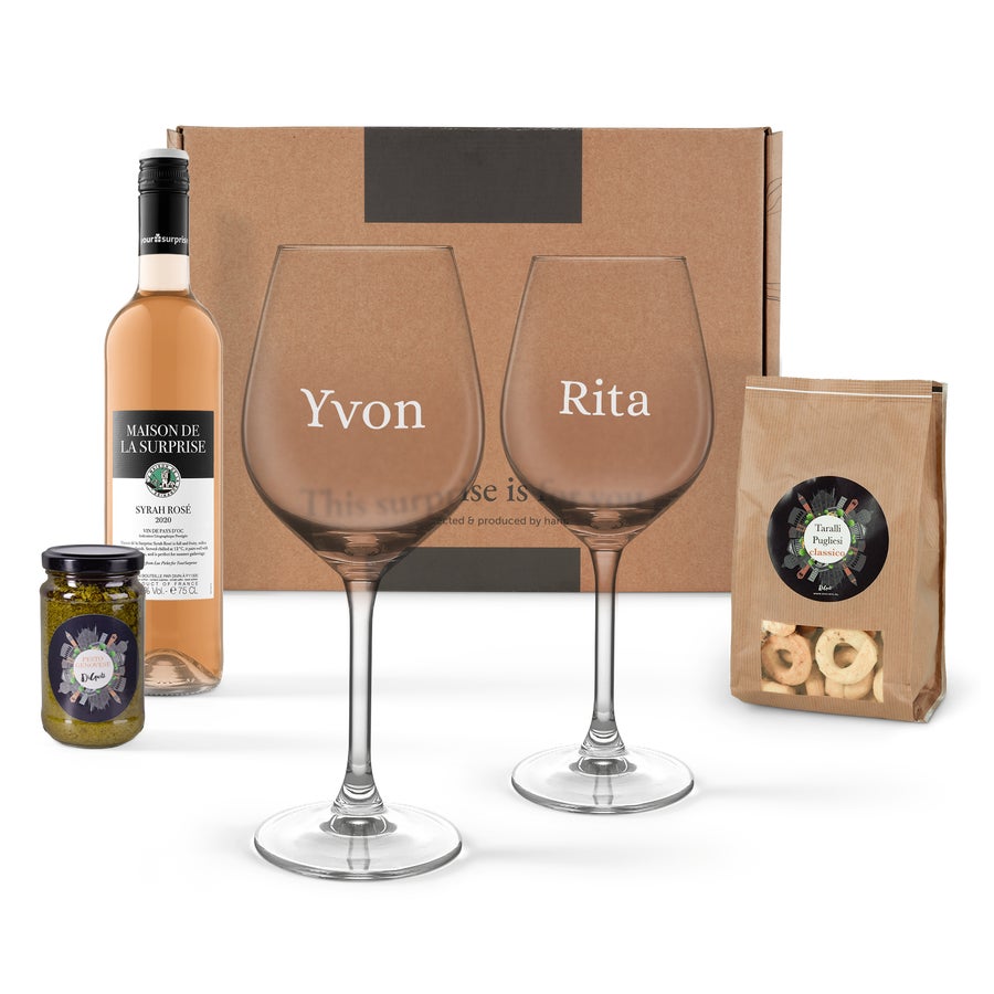 Präsentbox mit Weißwein, gravierten Gläsern & Snacks Präsentbox mit Weißwein, gravierten Gläsern & Snacks