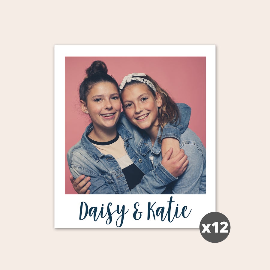 Stampe Fotografiche Stampa i tuoi ricordi con foto stile retrò personalizzate con l'immagine di due ragazze e il testo Daisy & Katie
