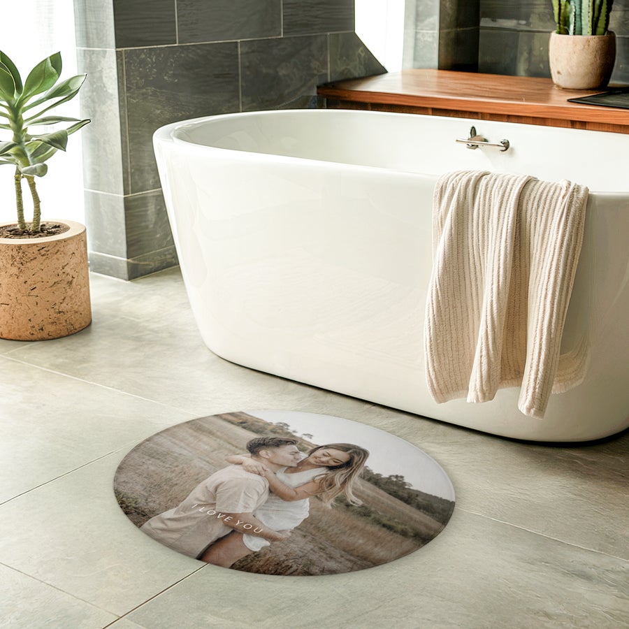 Personalised bath mat - ø 70 cm Round personalised bath mat printed with a photo of a couple and the text I LOVE YOU perfect for any bathroom