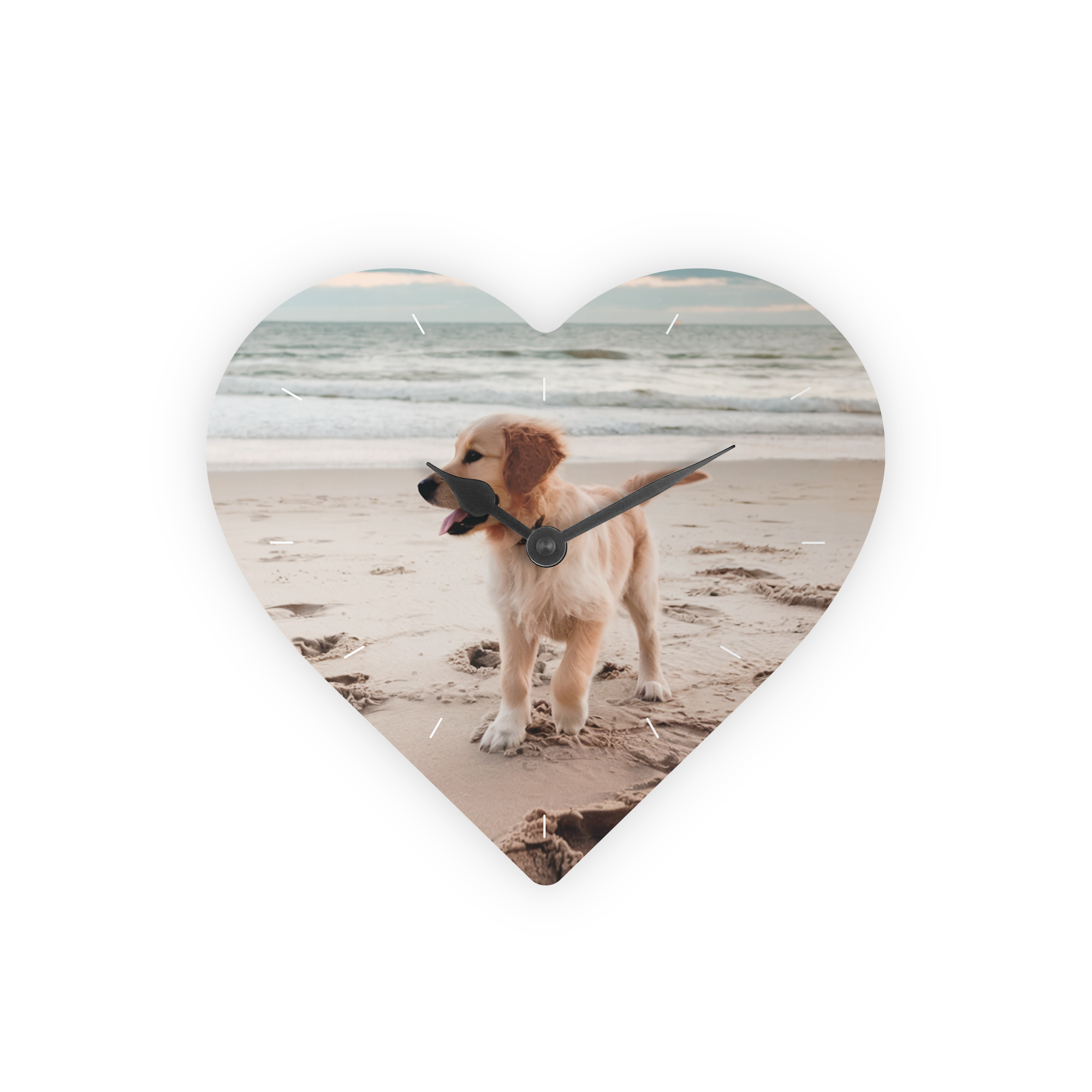 Relógio personalizado em forma de coração com foto impressa de cachorro na praia