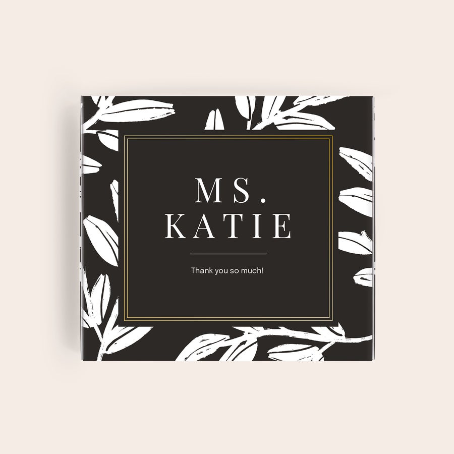 Pralinés de Milka Profesor Caja regalo Milka personalizada para profesor, diseño negro con hojas blancas, nombre impreso "MS. KATIE" y mensaje "Thank you so much!".