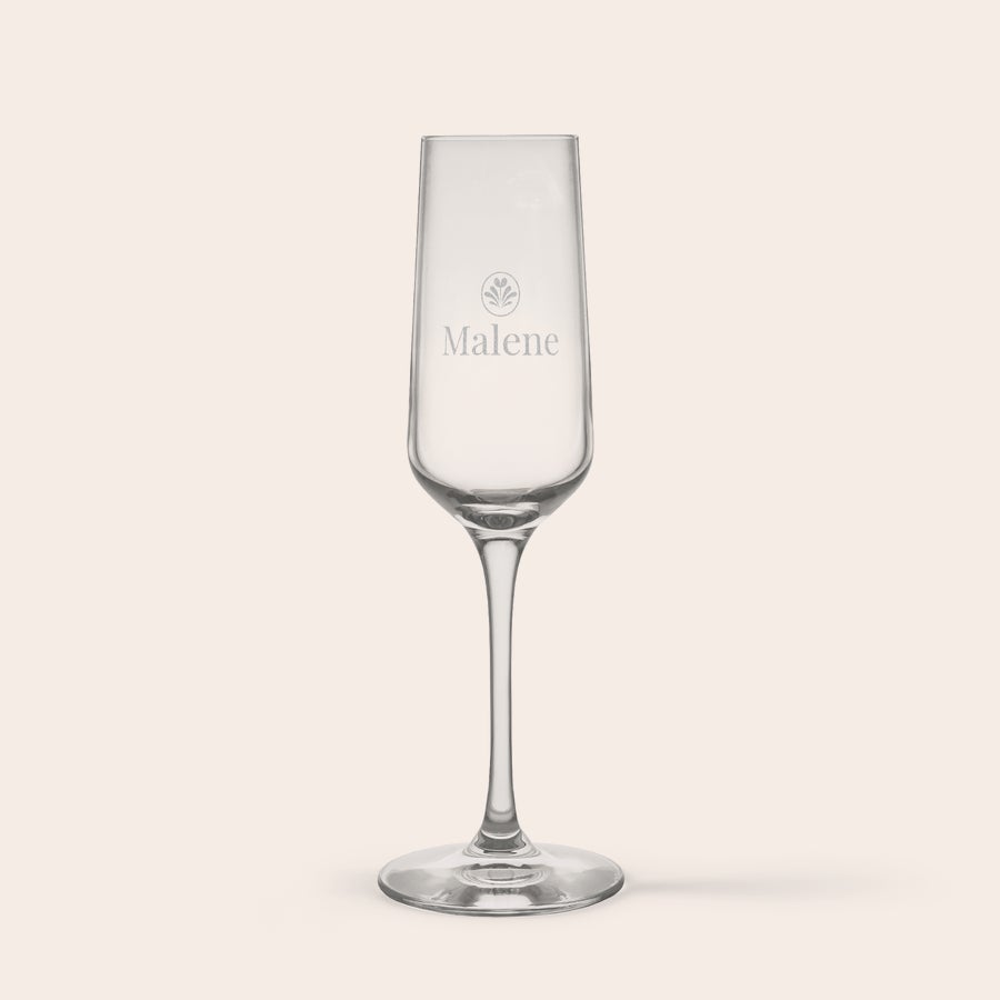 Champagneglass Krystall champagneglass med navnet "Malene" og et bladmotiv gravert.
