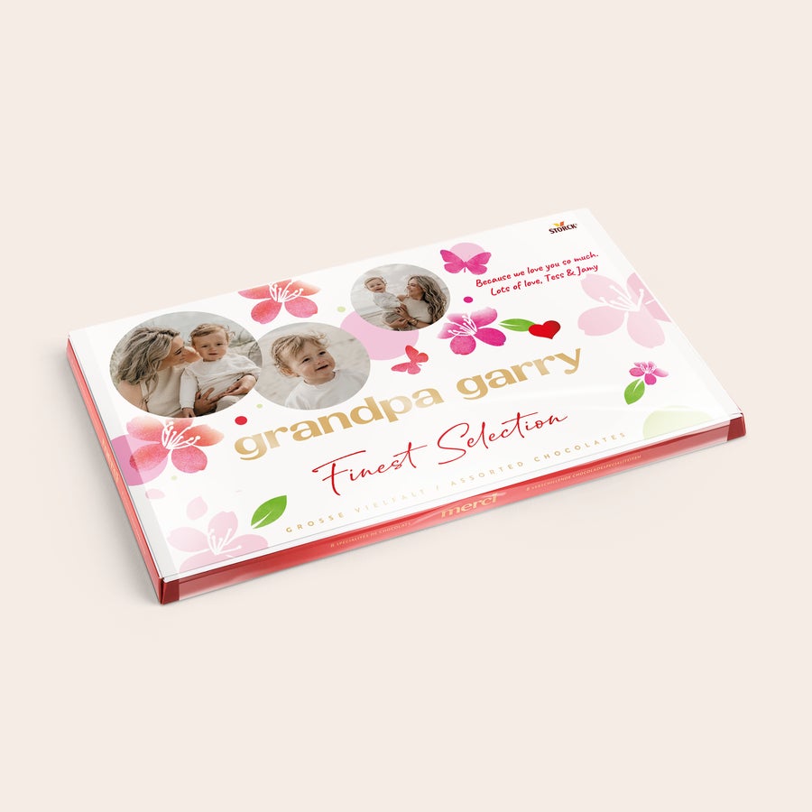 Personlig presentförpackning med Merci-choklad och gratulationskort Merci-choklad med personligt chokladkort - 400 gram, med rosa blommor, fjärilar och tre personliga foton, samt texten "grandpa garry" och ett meddelande.