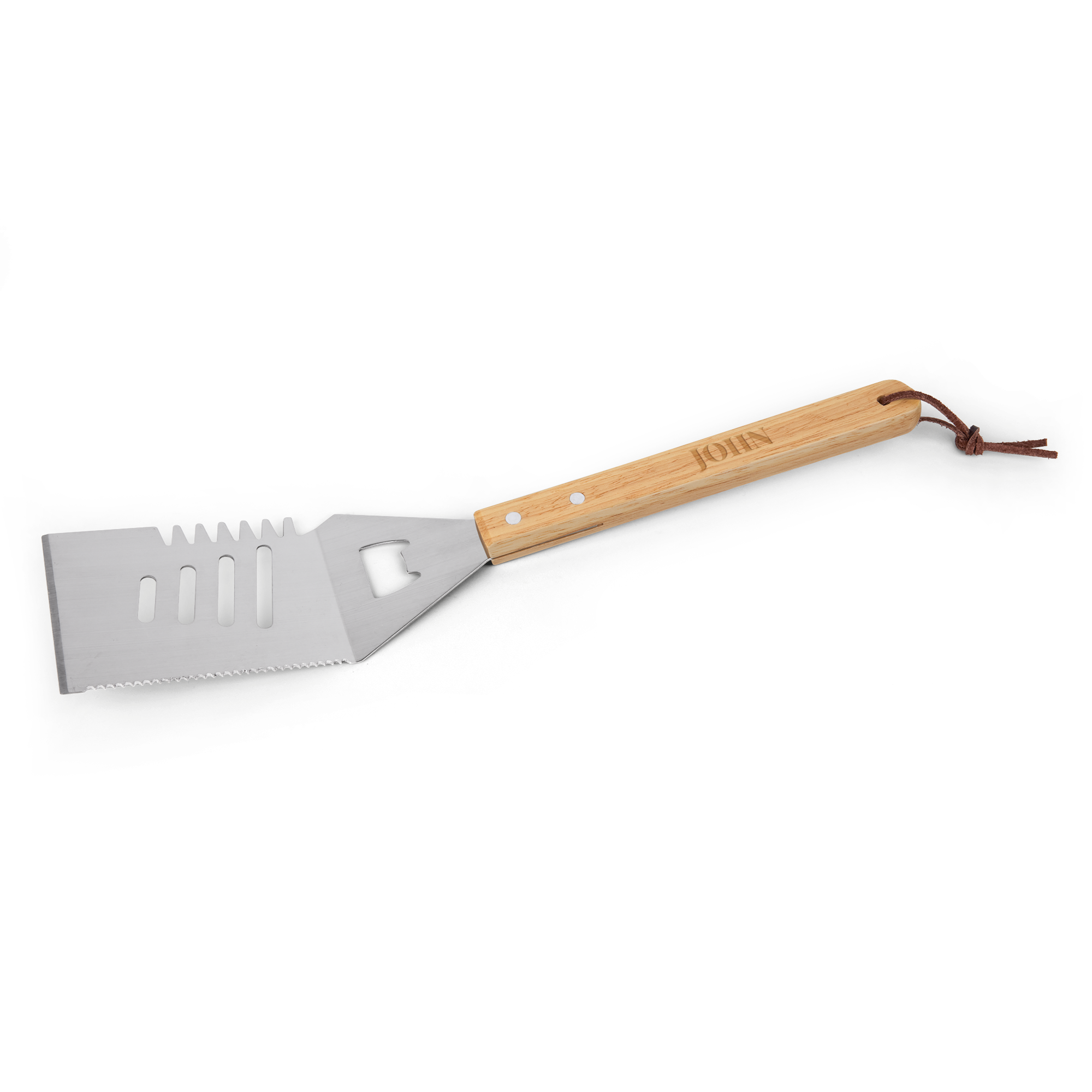 Personlig grillspade i trä och metall med sågtandad egg och flasköppnare, graverad med namnet "JOHN".