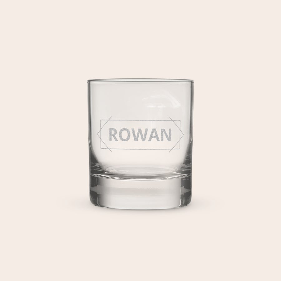 Tumbler glas graveren Helder tumbler glas gegraveerd met de naam Rowan in een ruitvormig kader