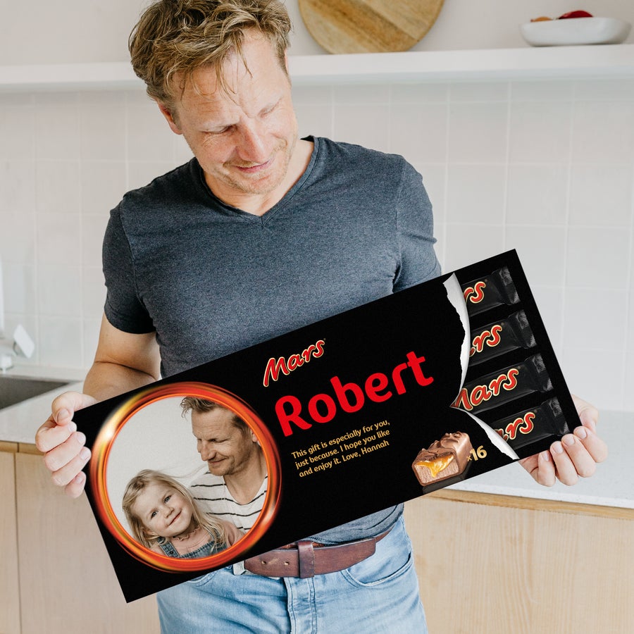 XXL bar Mars Moški drži personalizirano XXL Mars čokoladico z natisnjeno fotografijo in imenom Robert, darilo presenečenje