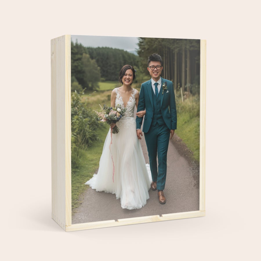 Riondo Proscecco com taças Quem você surpreende com uma garrafa de Riondo Prosecco em uma caixa de madeira impressa com foto de um casal sorrindo?