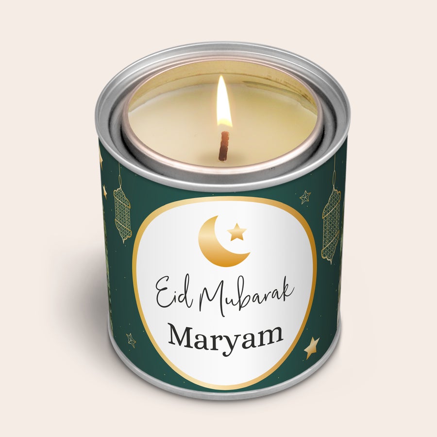 Lumânare parfumată personalizată - YourSurprise Lumânare parfumată personalizată cu design Eid Mubarak, luna, stele, felinare aurii și numele Maryam imprimat