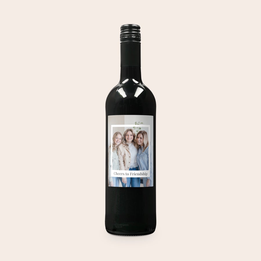 Belvy - Vino Rosso Personalizzato Bottiglia di vino rosso Belvy con etichetta stampata personalizzata con foto di tre ragazze e la scritta Cheers to Friendship. Chi sorprenderai con una bottiglia di vino rosso Belvy con un'etichetta stampata?