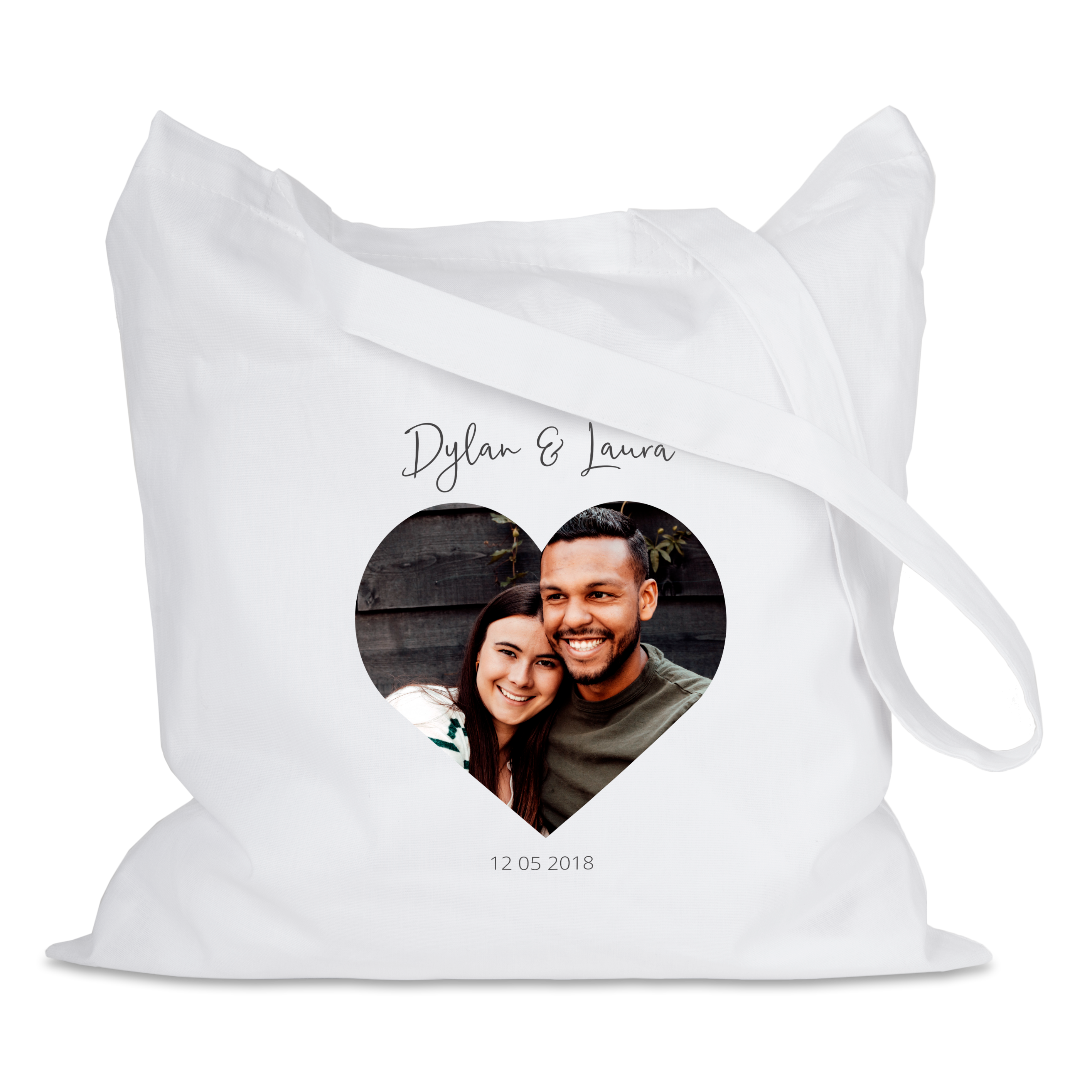 Tote bag personnalisé en coton bio, imprimé d'une photo de couple en forme de cœur avec les prénoms Dylan et Laura, et la date 12 05 2018