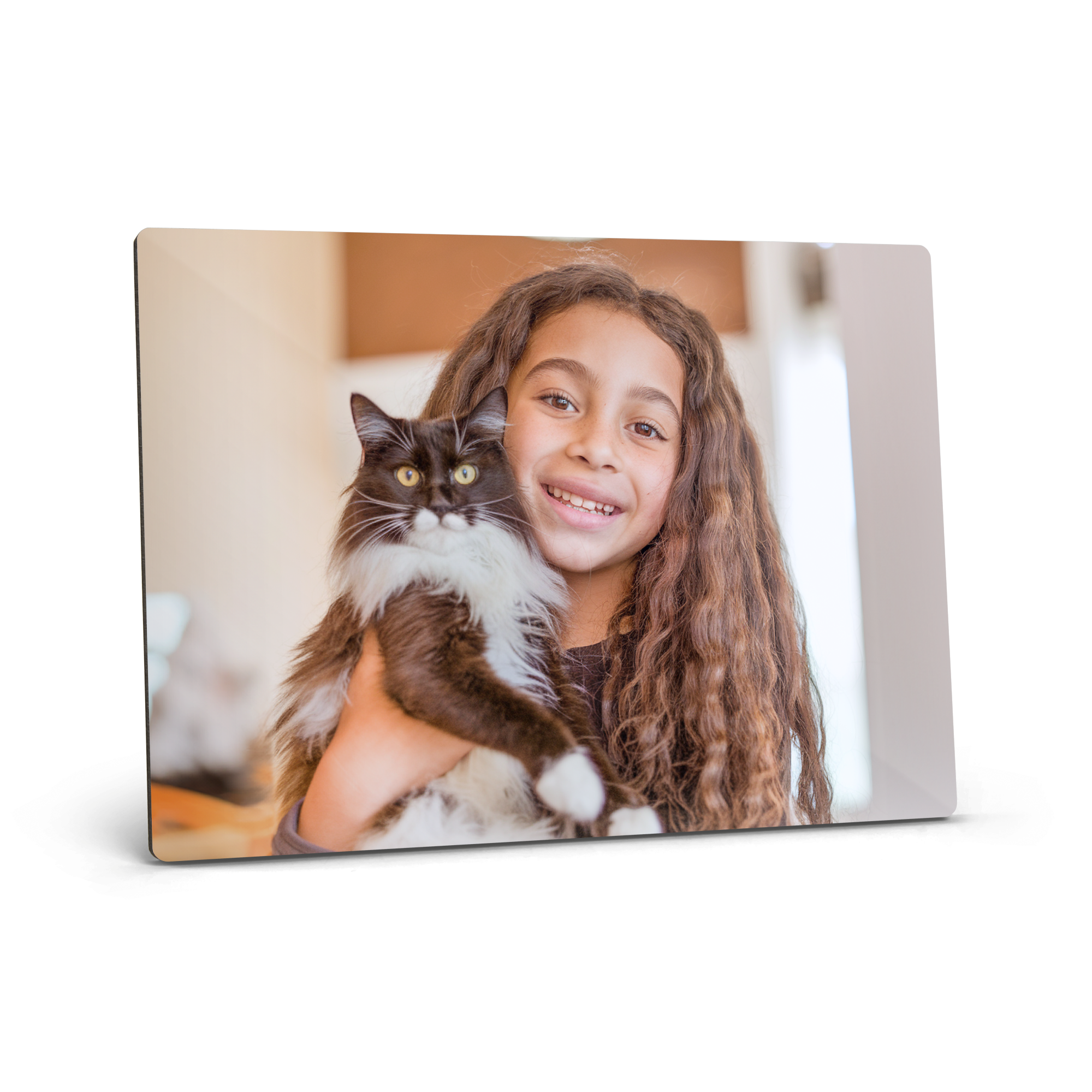 Stand de fotos de hardboard con la foto de una niña sonriente abrazando un gato negro y blanco.