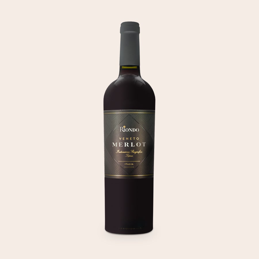 Rødvin med personlig etikette - Riondo Merlot Riondo Merlot flaske med sort etiket med tekst der beskriver Riondo Merlot Veneto Italia. Hvem vil du overraske med en flaske Riondo Merlot med personlig etiket?