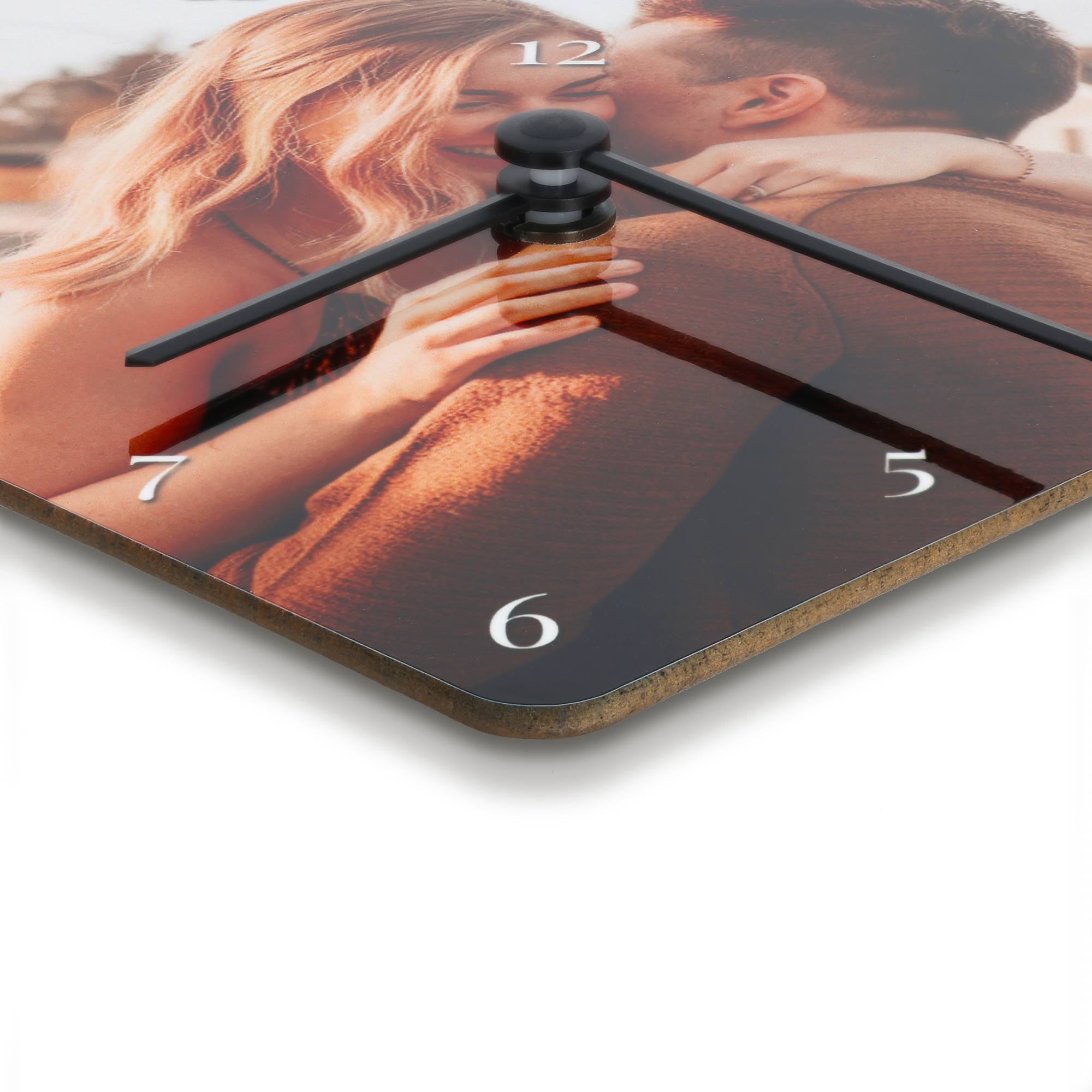 Horloge personnalisée avec photo imprimée de couple et texte, chiffres 5, 6, 7 et 12 visibles