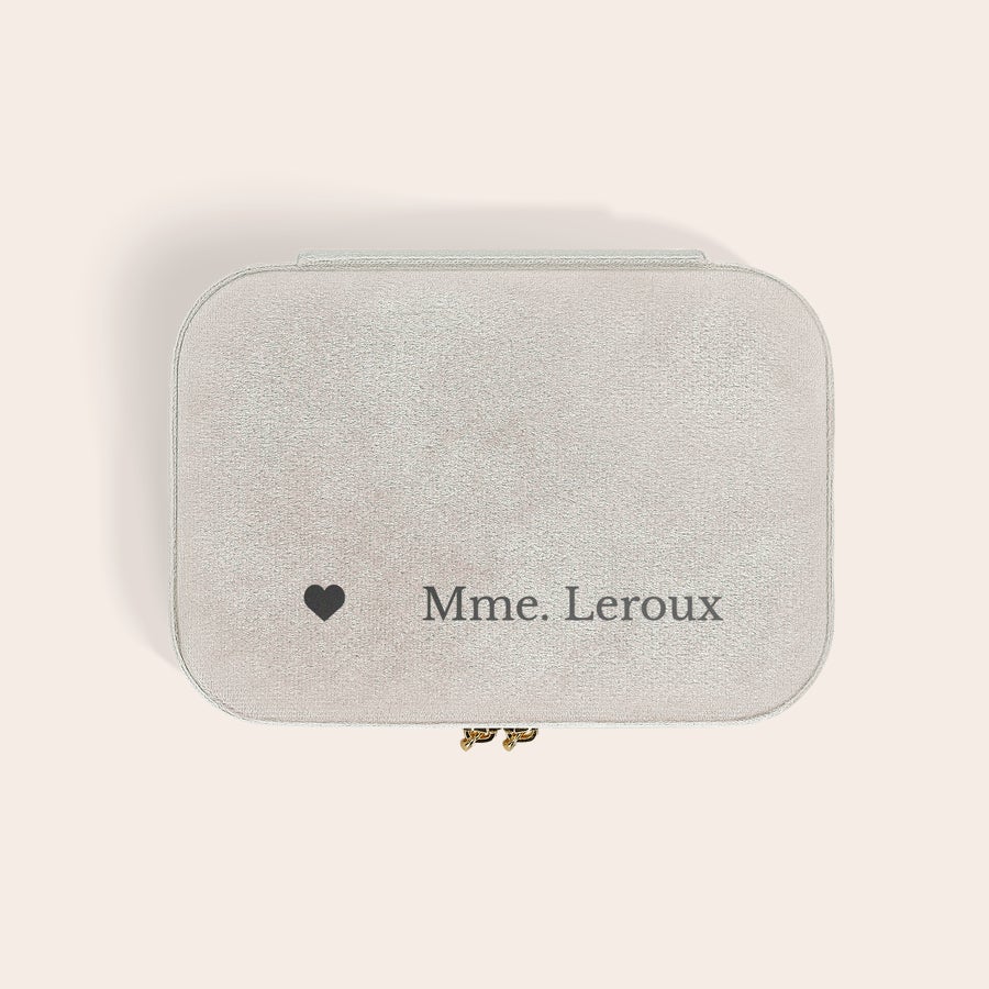 Boîte à bijoux personnalisée prénom Boîte à bijoux personnalisée prénom rectangulaire beige avec Mme Leroux et un cœur gravés