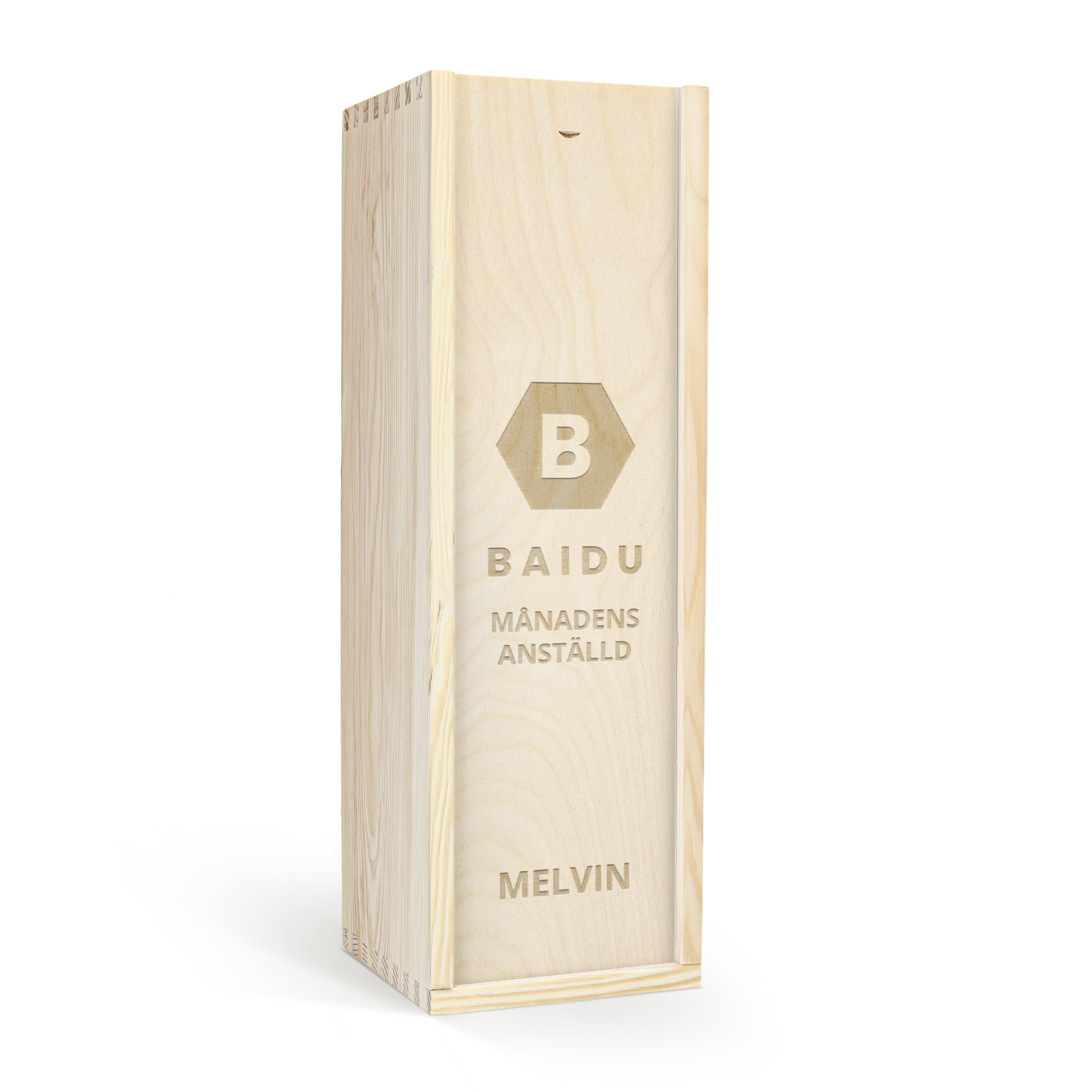 Ljus vinlåda i trä graverad med texten Baidu Månadens Anställd Melvin och en initial B. Vem överraskar du med en flaska AIX rosé Magnum i en exklusivt graverad vinlåda?