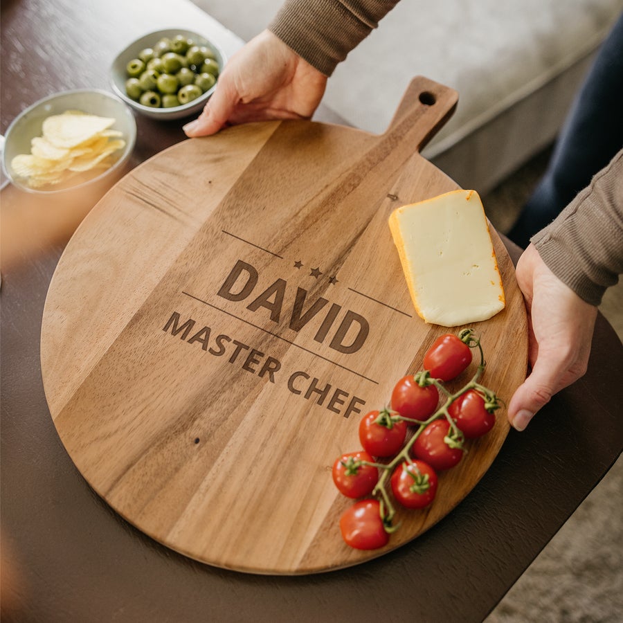 Platou din lemn aperitiv personalizat Platou rotund din lemn de tec, gravat cu numele David și textul Master Chef, perfect pentru a servi gustările tale.