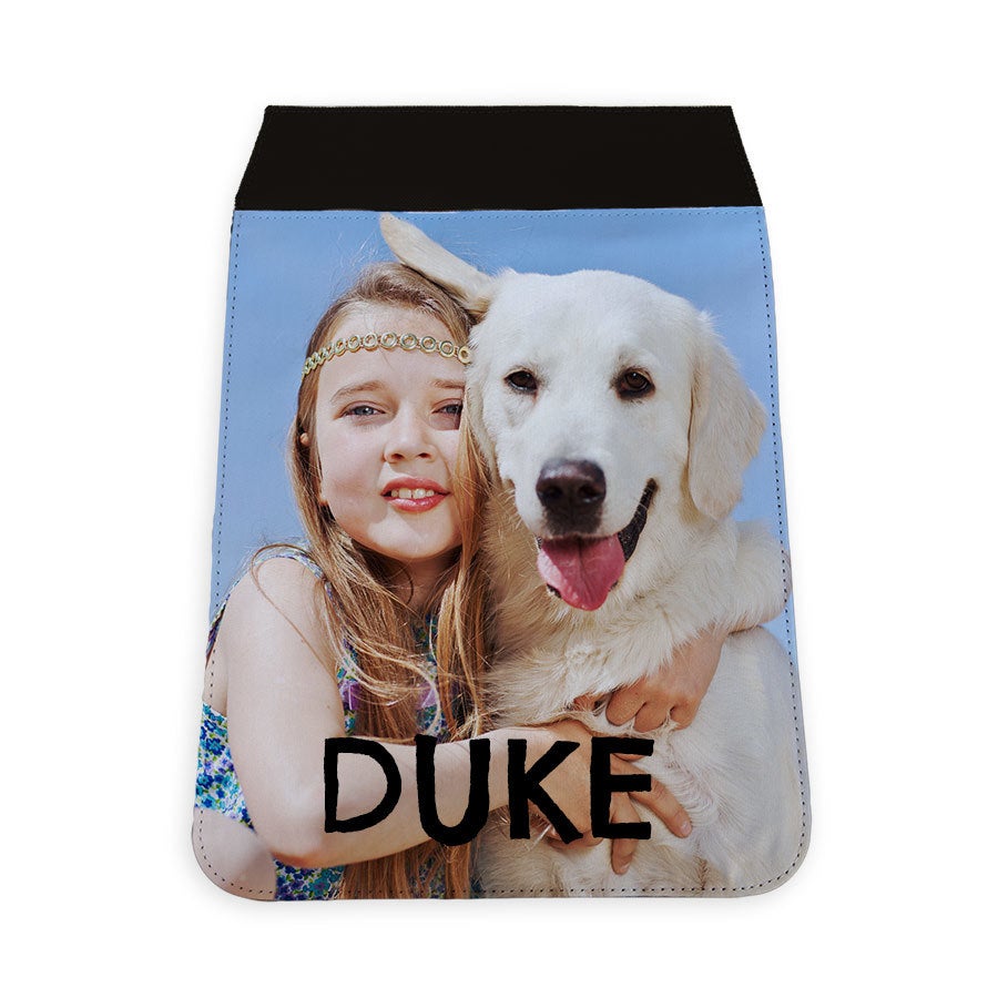 Ekstra deksel til veske, trykt med et bilde av jente og hund, og navnet "DUKE".